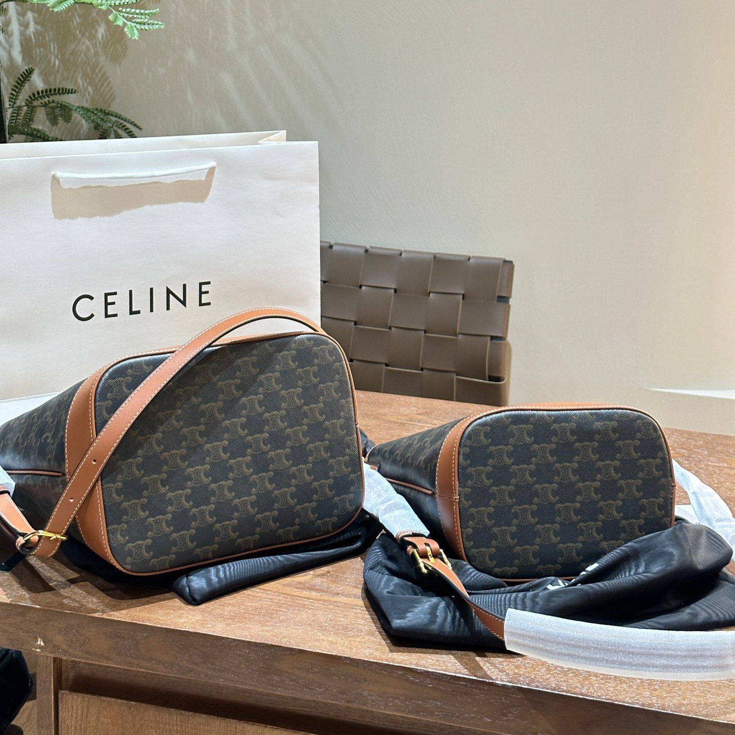 MEDIUM BUCKET IN TRIOMPHE CANVAS ANDCALFSKIN