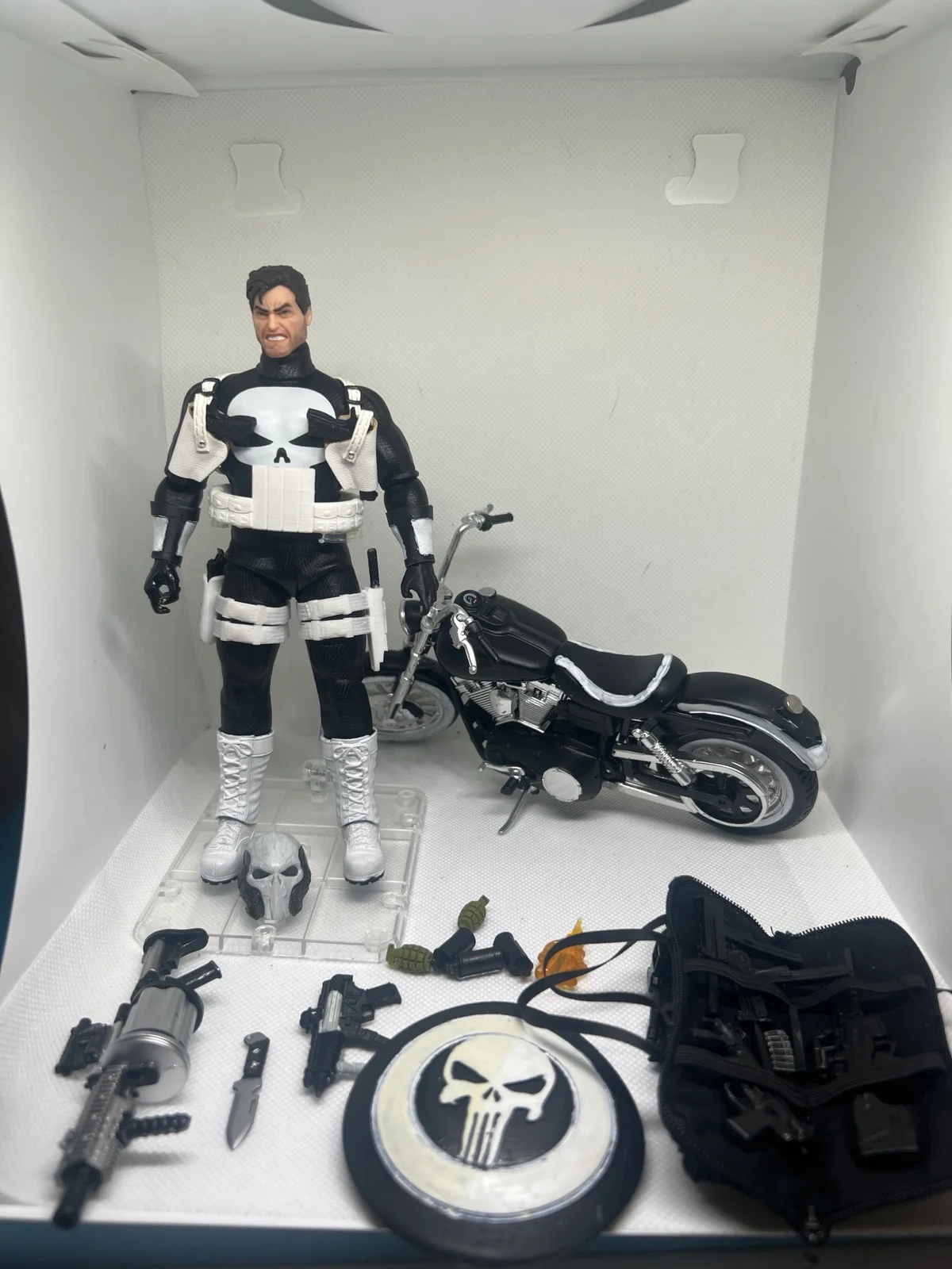 mezco punisher custom Mezco Toyz Like new I94FT