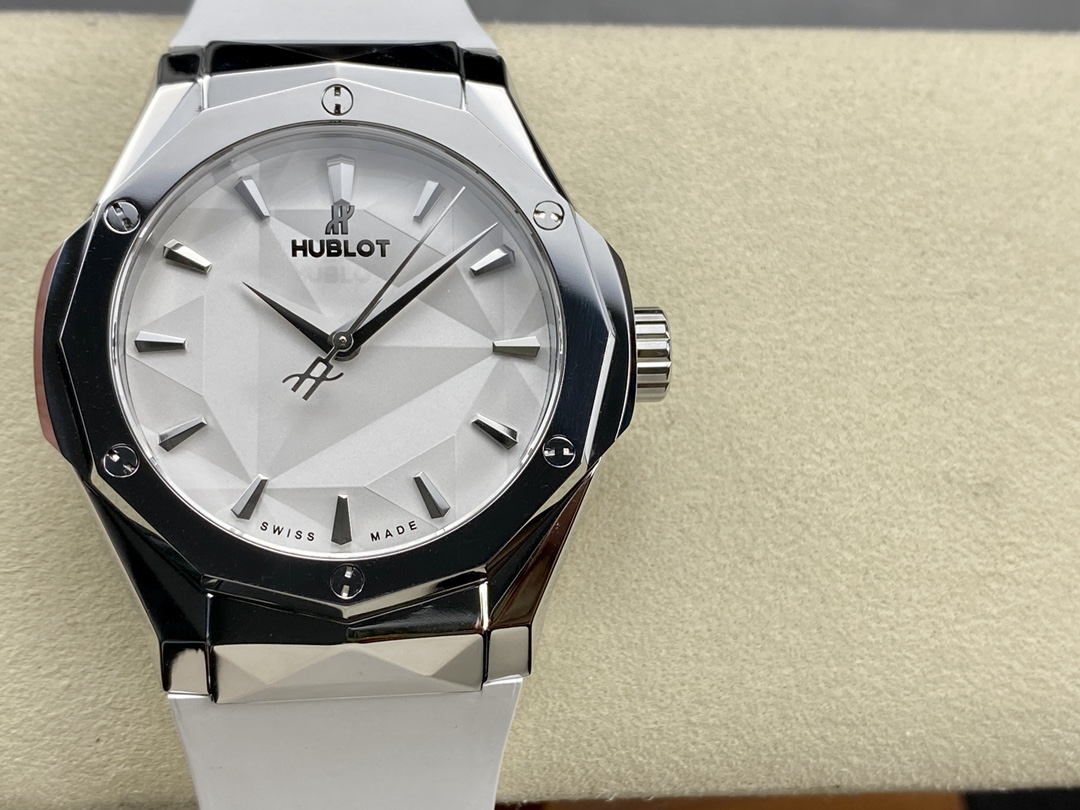 Hublot Classic Fusion 550.NS.2200.RW.ORL20 40 mm