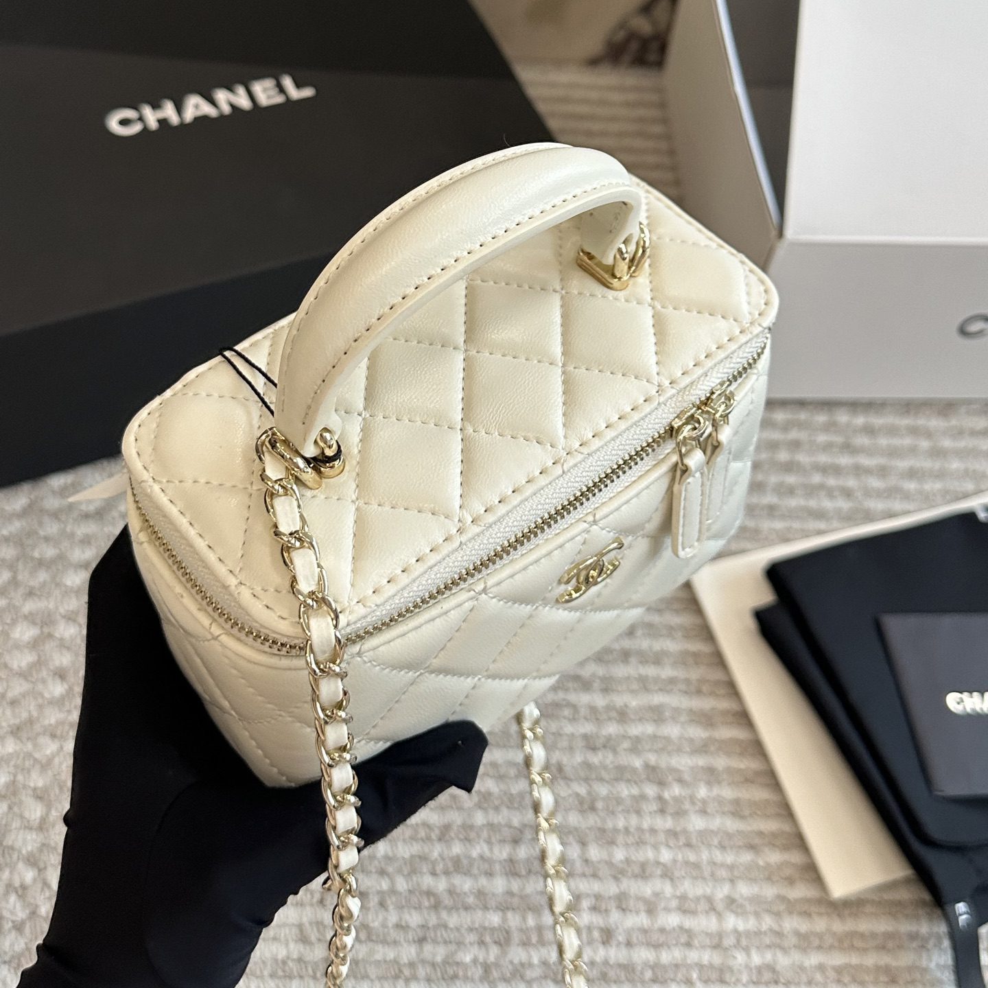 TOP HANDLE LONG VANITY CASE WITH CHAIN WHITE 19CM