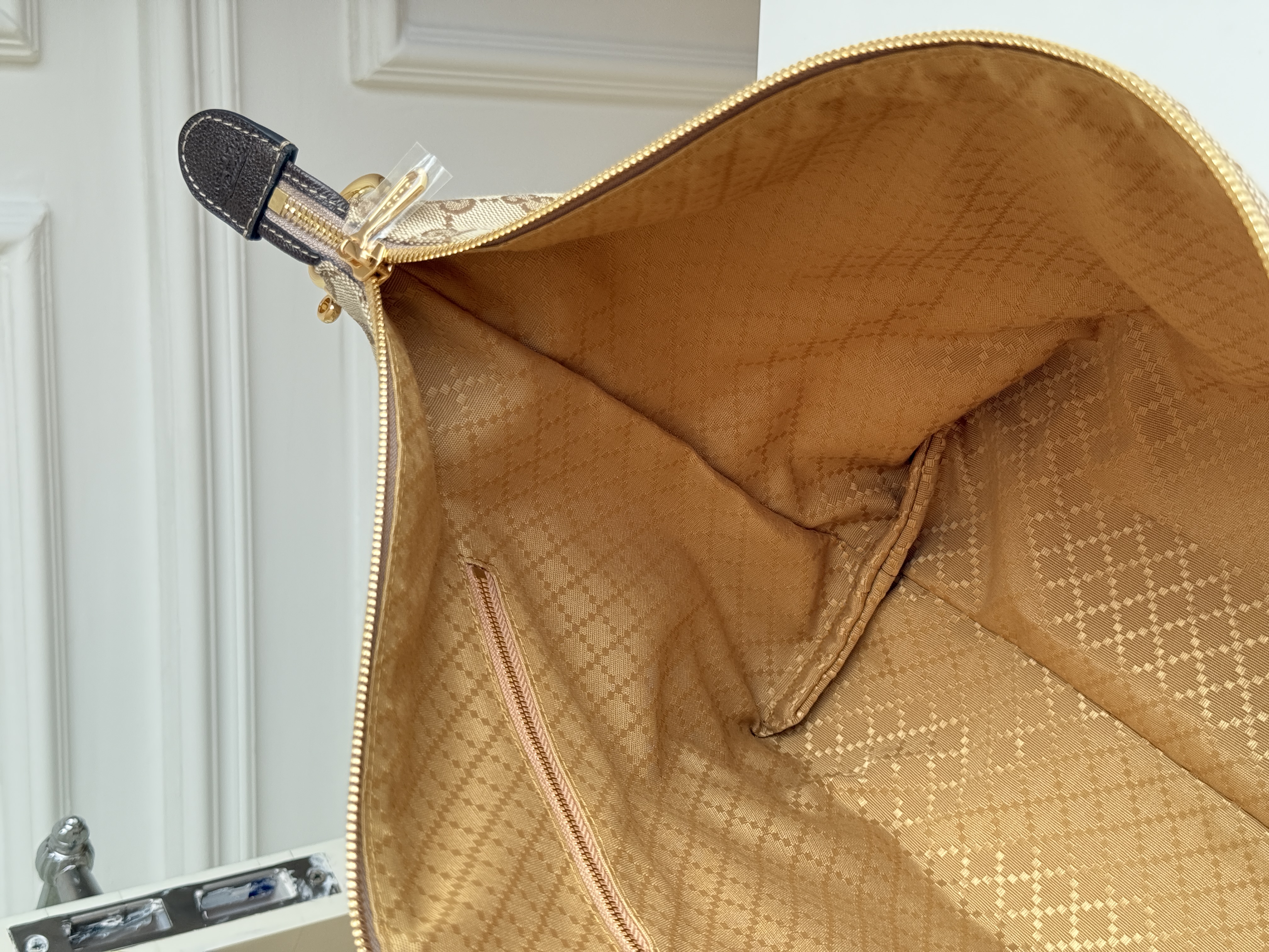 Gucci GG Supreme Canvas Hobo Underarm Tote Bag