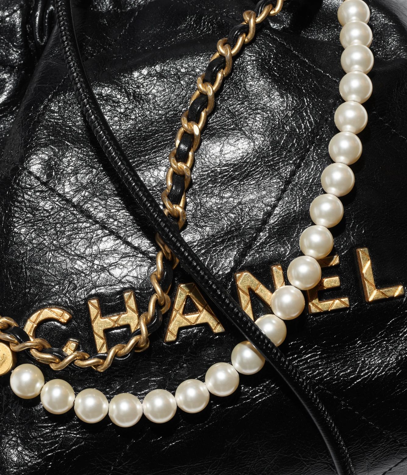 CHANEL 22 MINI HANDBAG Shiny Crumpled Calfskin & Gold-Tone Metal Black