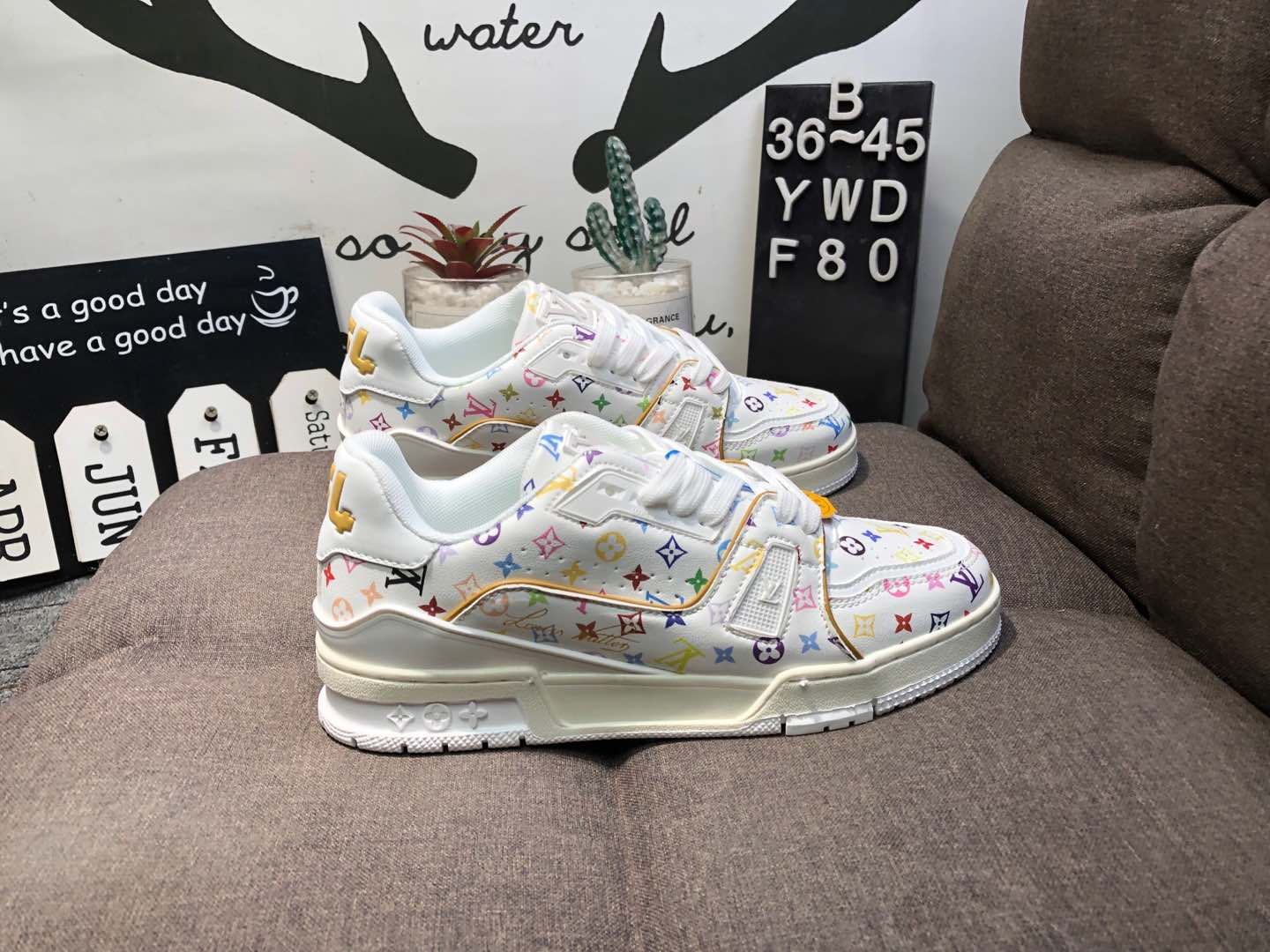 LV Arch Light Sneaker Low White Color