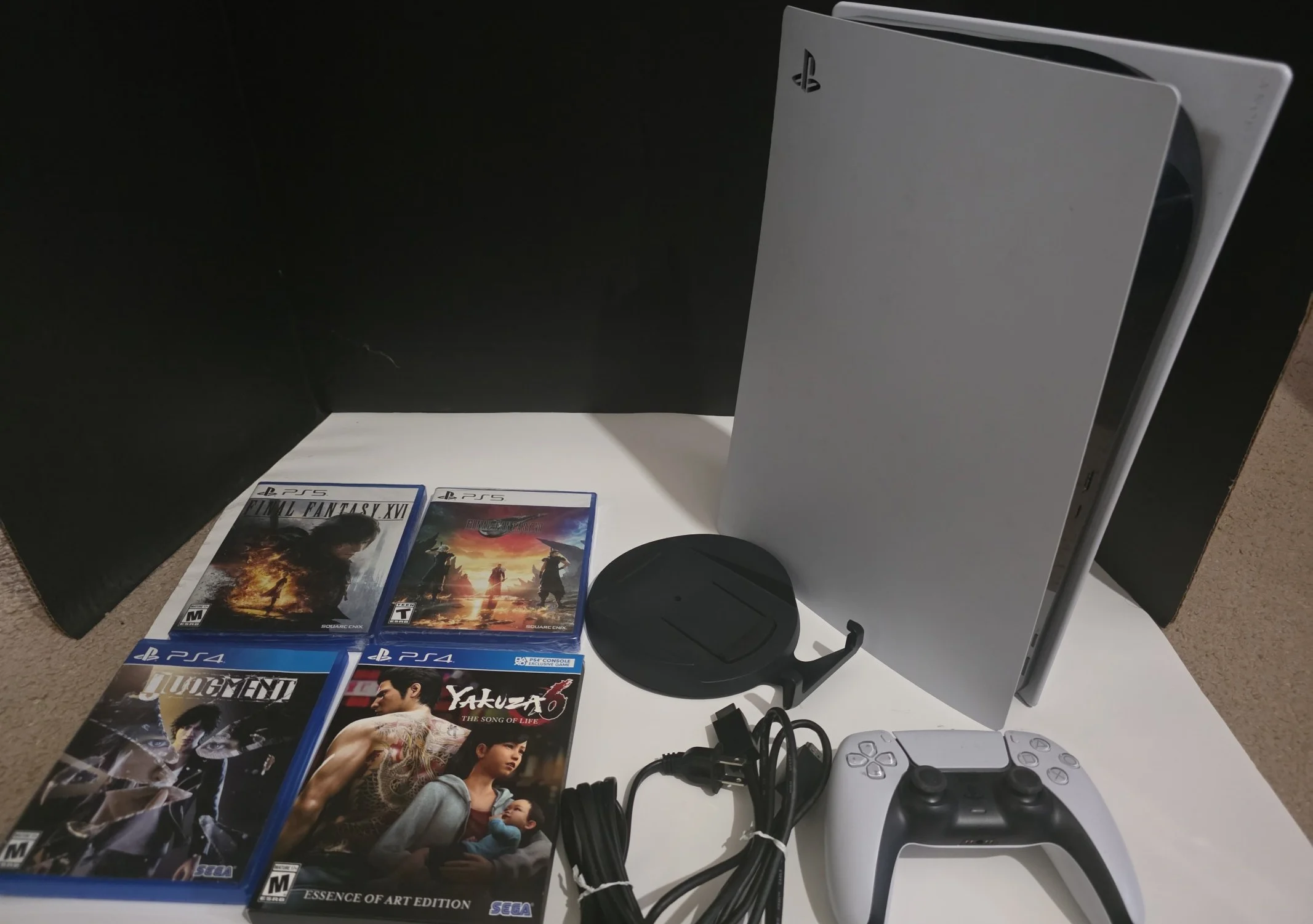 PlayStation 5 disc version 1TB with 4 games. I7PQU