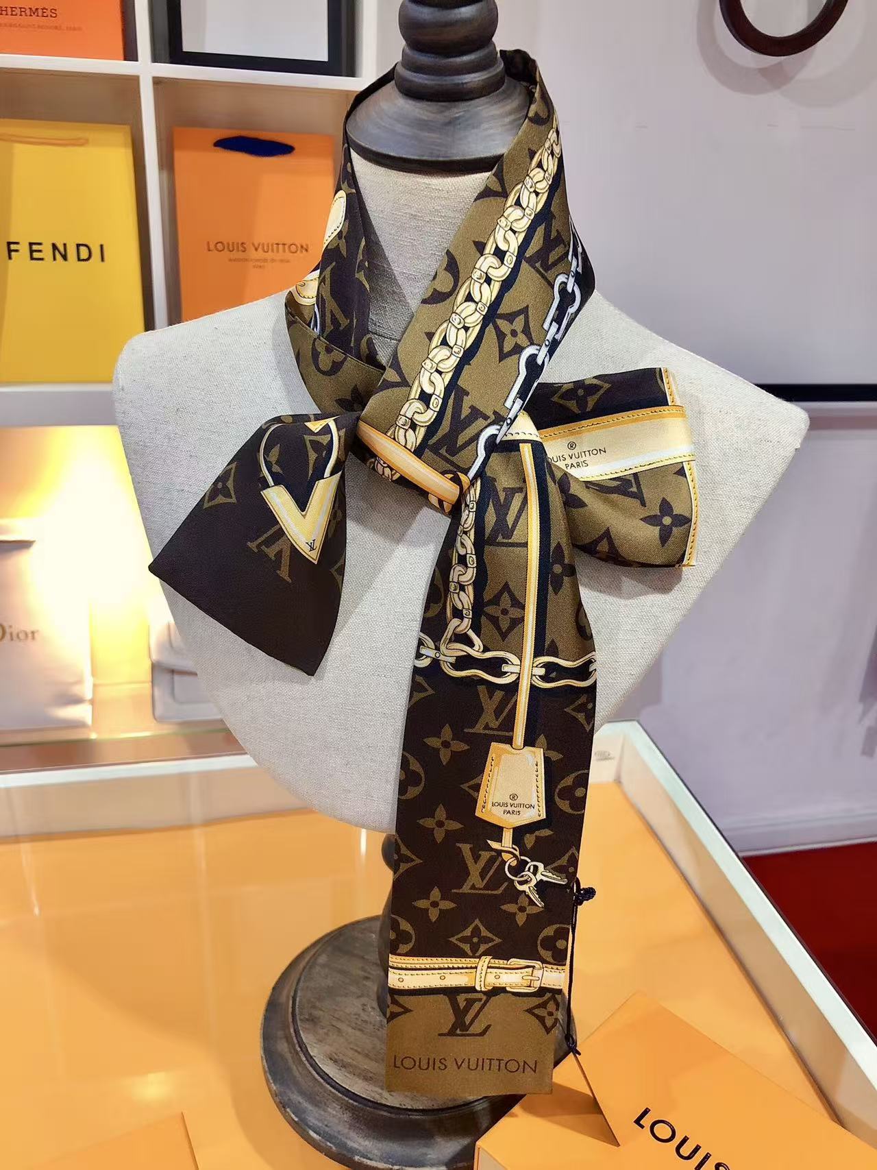 LV scarf