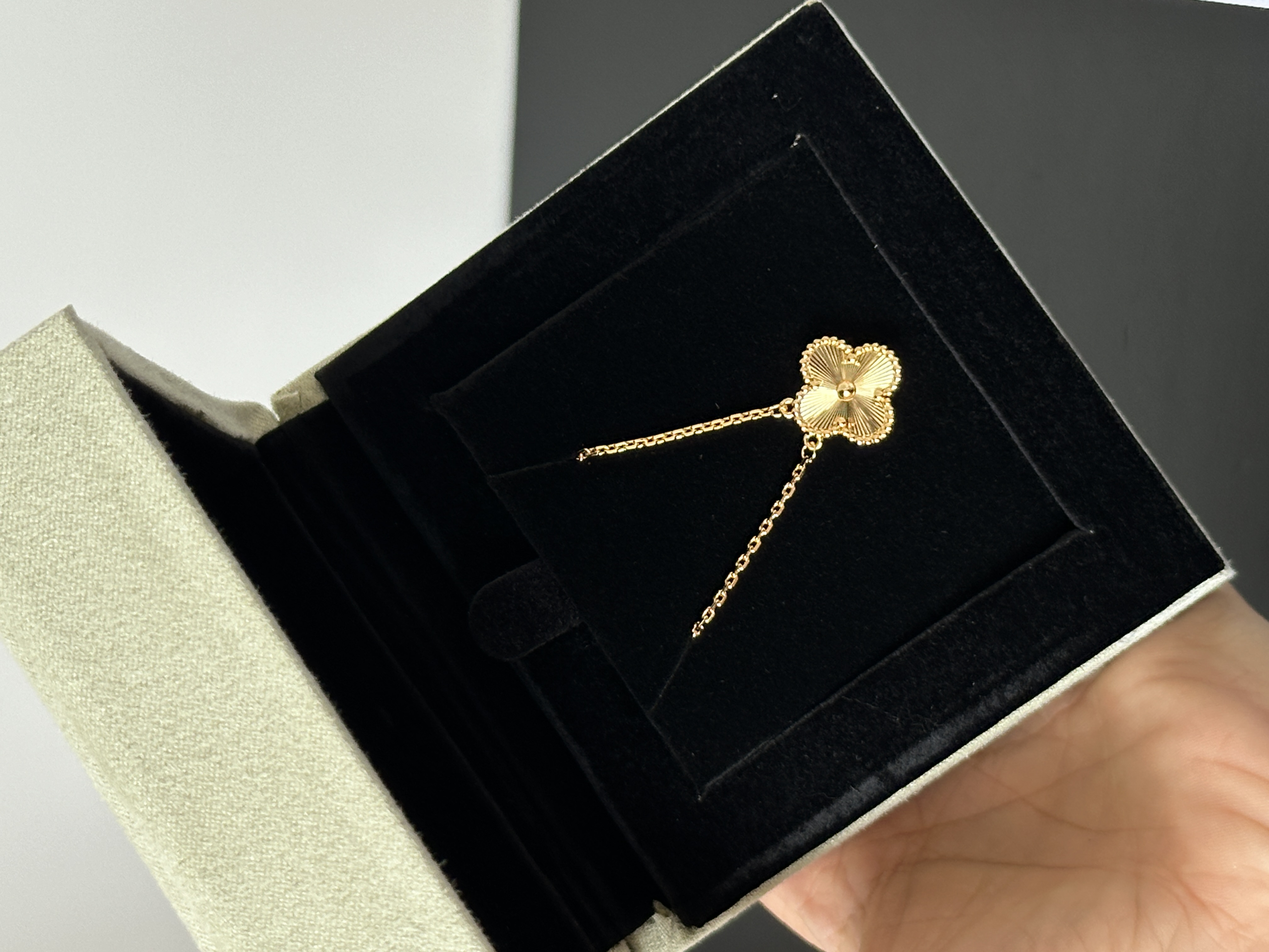 Vintage Engraved Single Clover Gold Clavicle Necklace