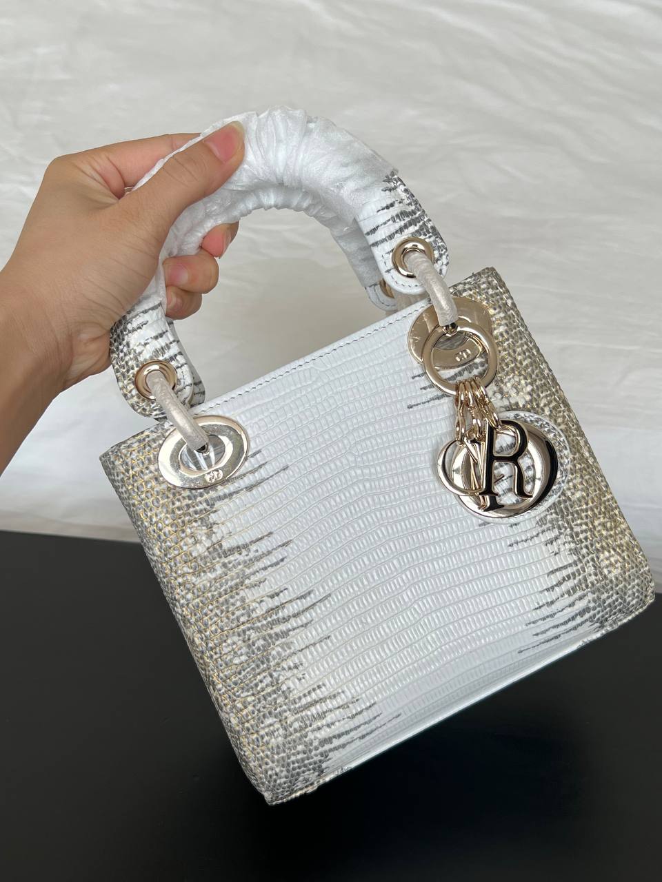 Christian Dior White Gradient Lizard Embossed Lady Dior Handbag Detail