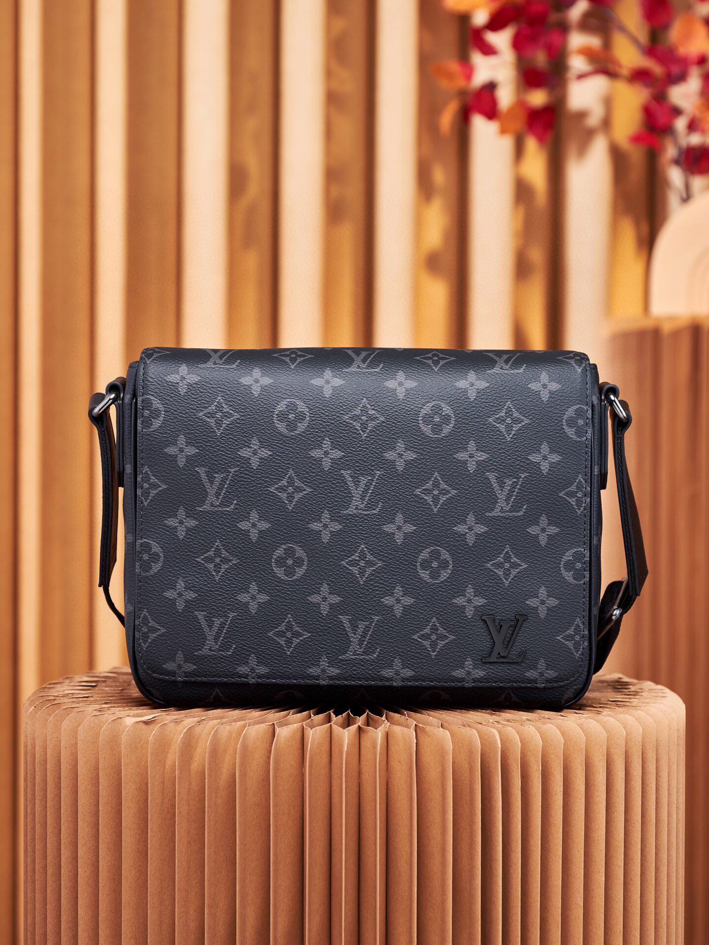 LV Monogram Eclipse Messenger Bag Black 26*20*7cm