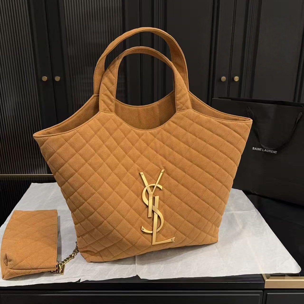 ICARE IN QUILTED LAMBSKIN BROWN 34X32CM