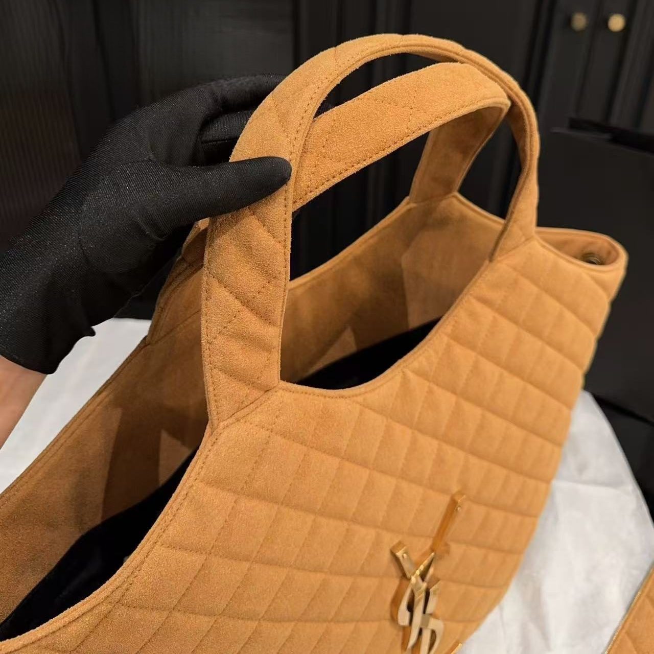 ICARE IN QUILTED LAMBSKIN BROWN 34X32CM