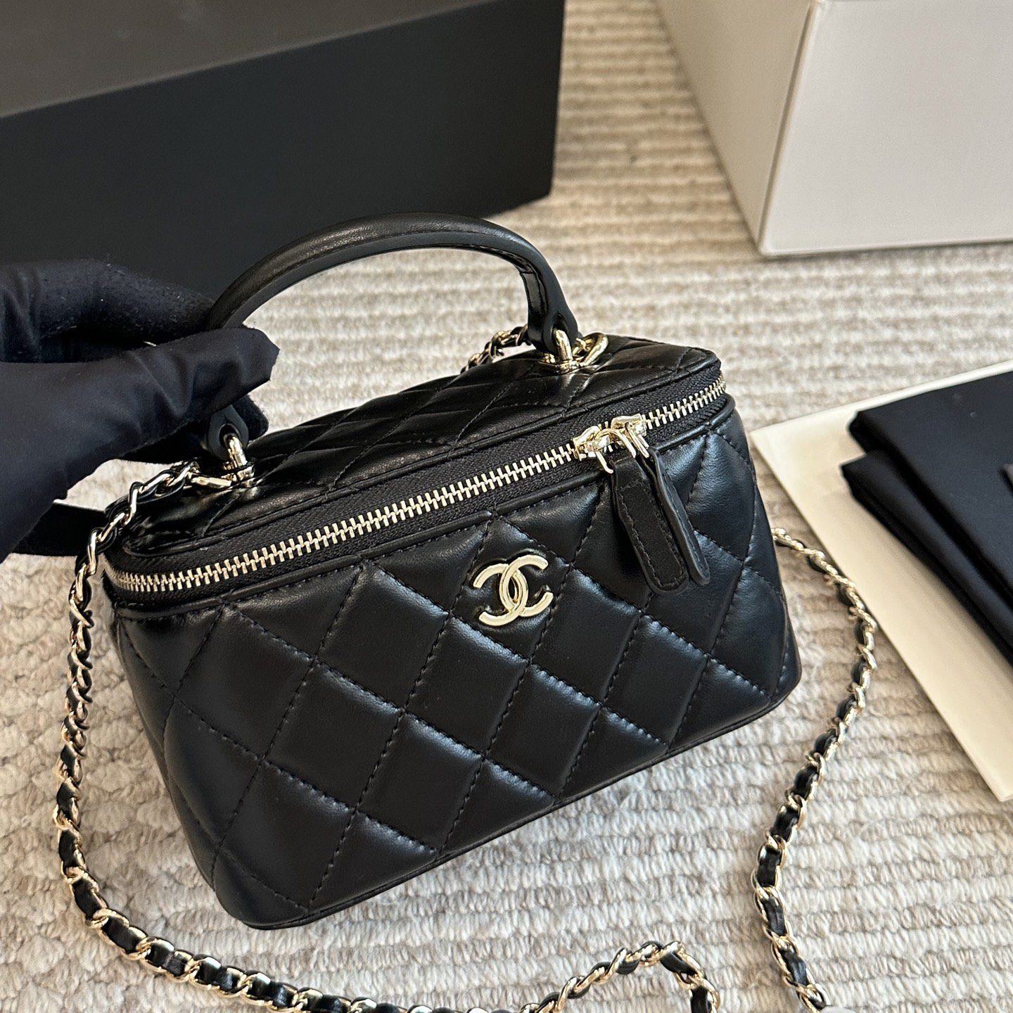 TOP LONG VANITY CASE WITH CHAIN BLACK 19CM