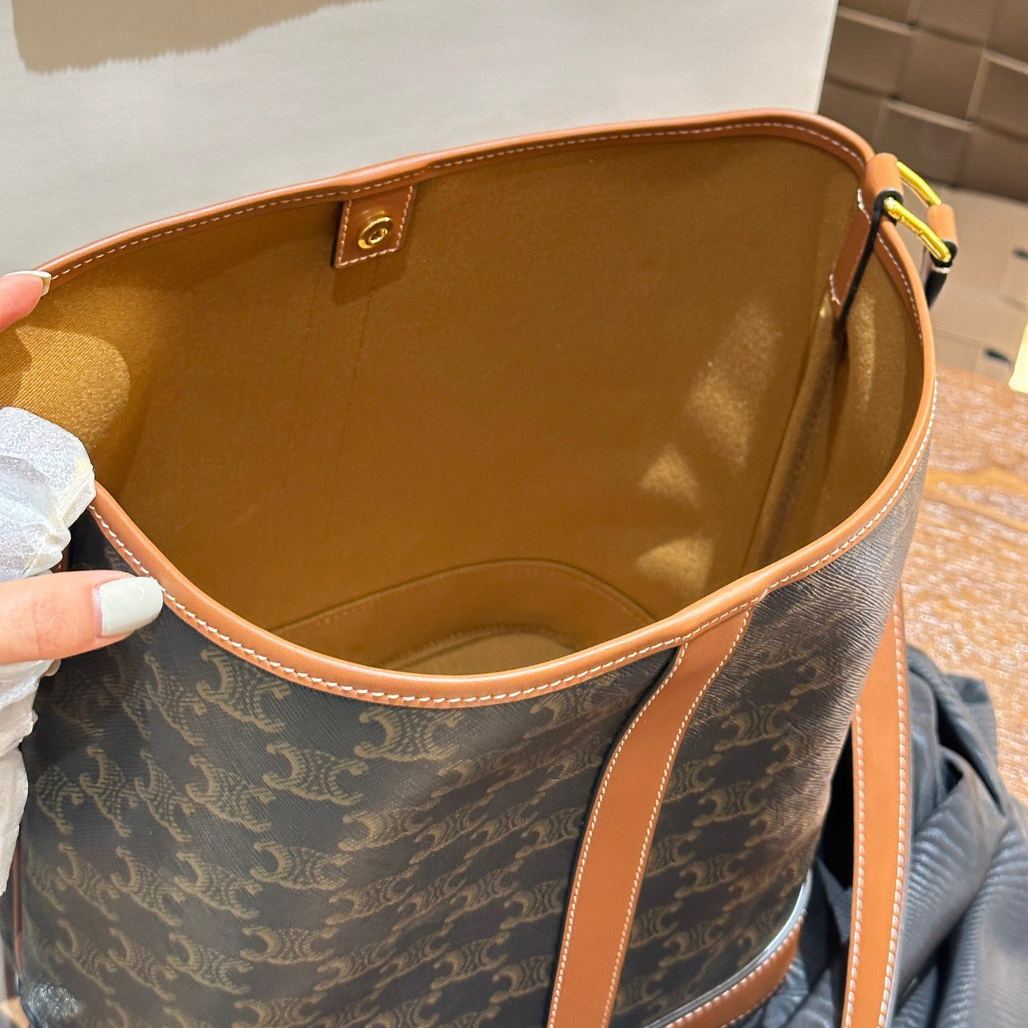 MEDIUM BUCKET IN TRIOMPHE CANVAS ANDCALFSKIN