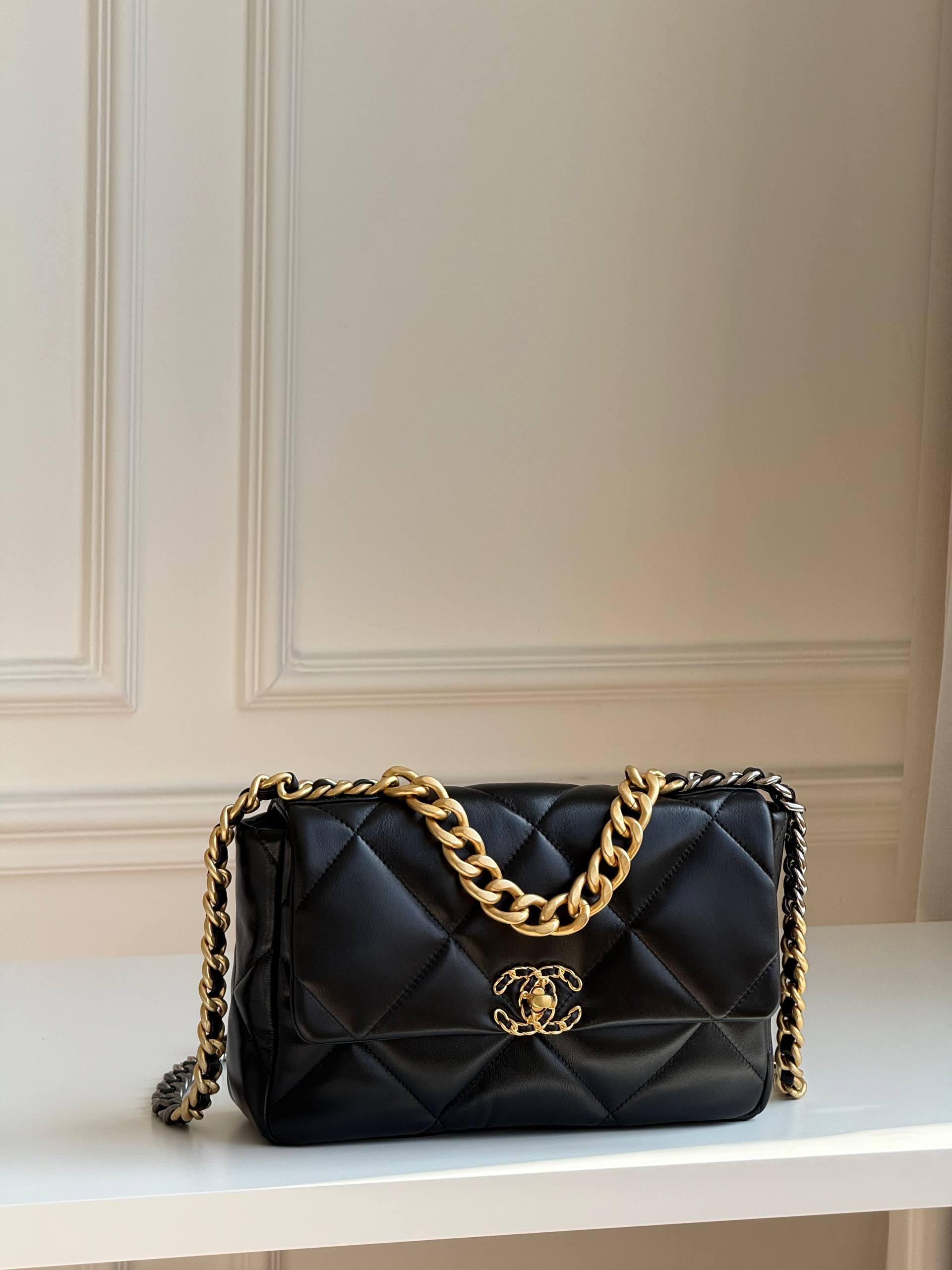 CHANEL 19 Flap Bag