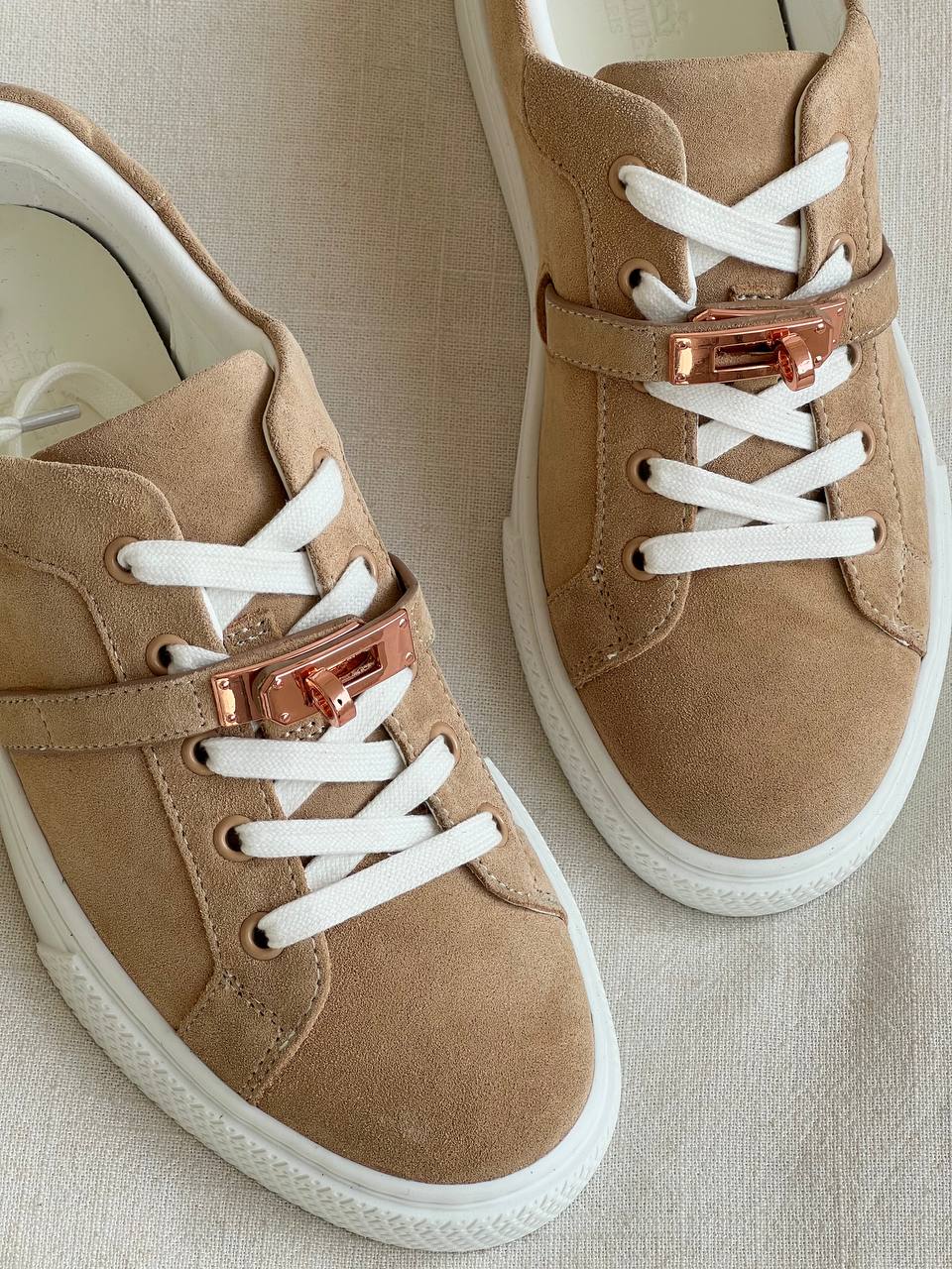 Hermès Khaki Suede Kelly Lock Low-Top Casual Sneakers