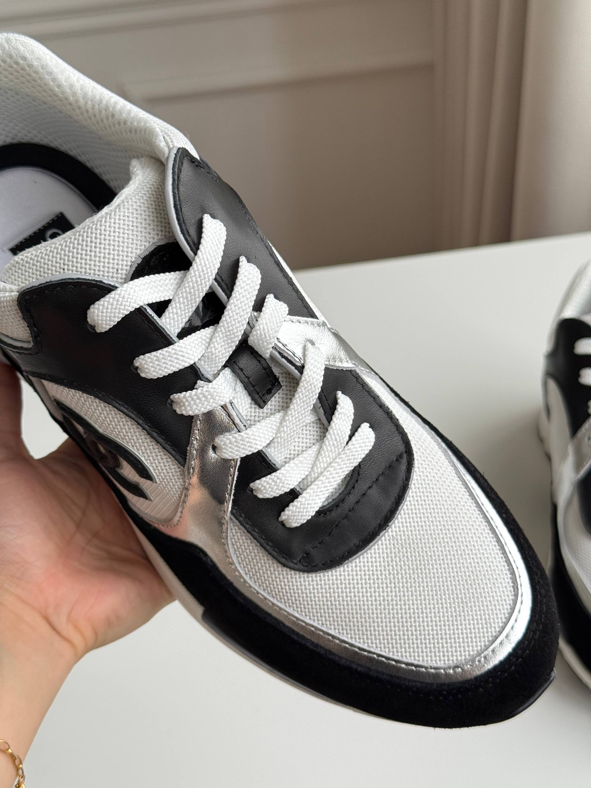 CHANEL Low-Top Casual Sneakers