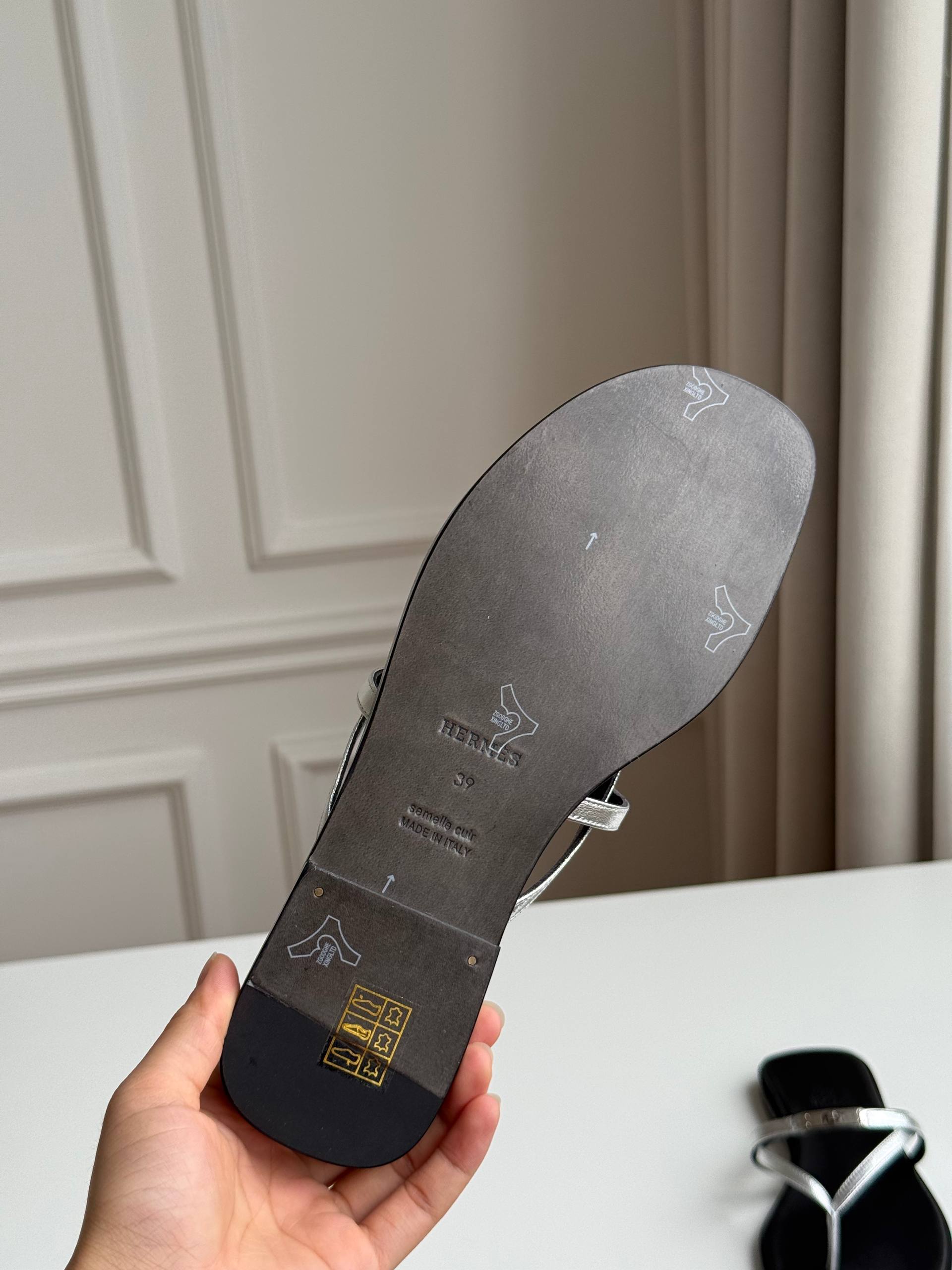 HERMÈS Miss Sandals with Mini Kelly Buckle (Silver Calfskin)
