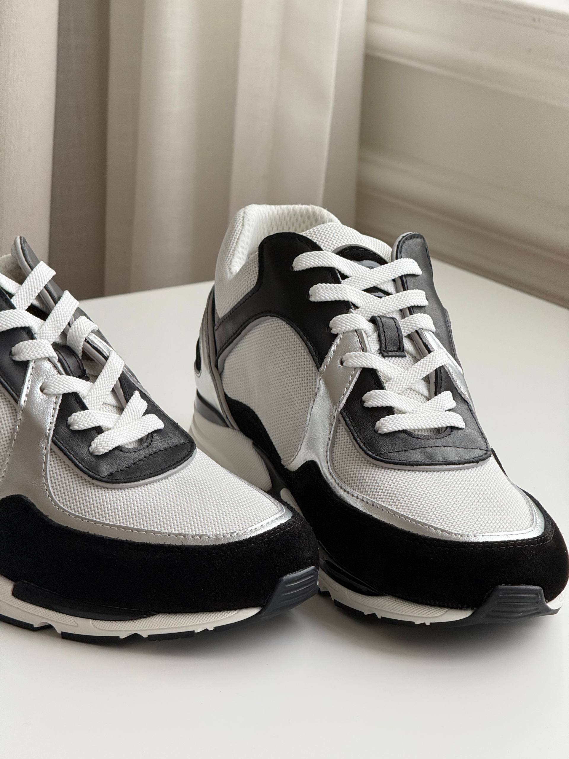 CHANEL Low-Top Casual Sneakers