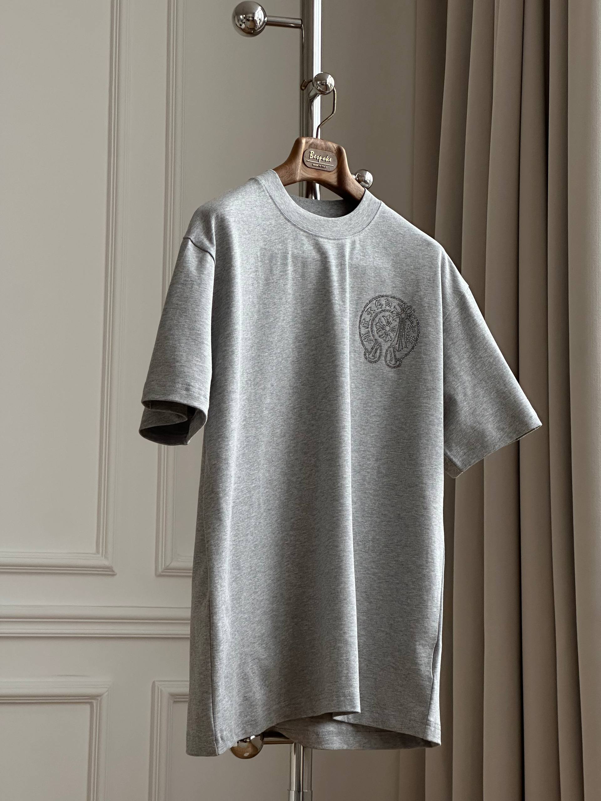 Chrome Hearts Horseshoe Sanskrit Rhinestone-embellished/Embroidered Grey Short-sleeve T-shirt (Unisex)