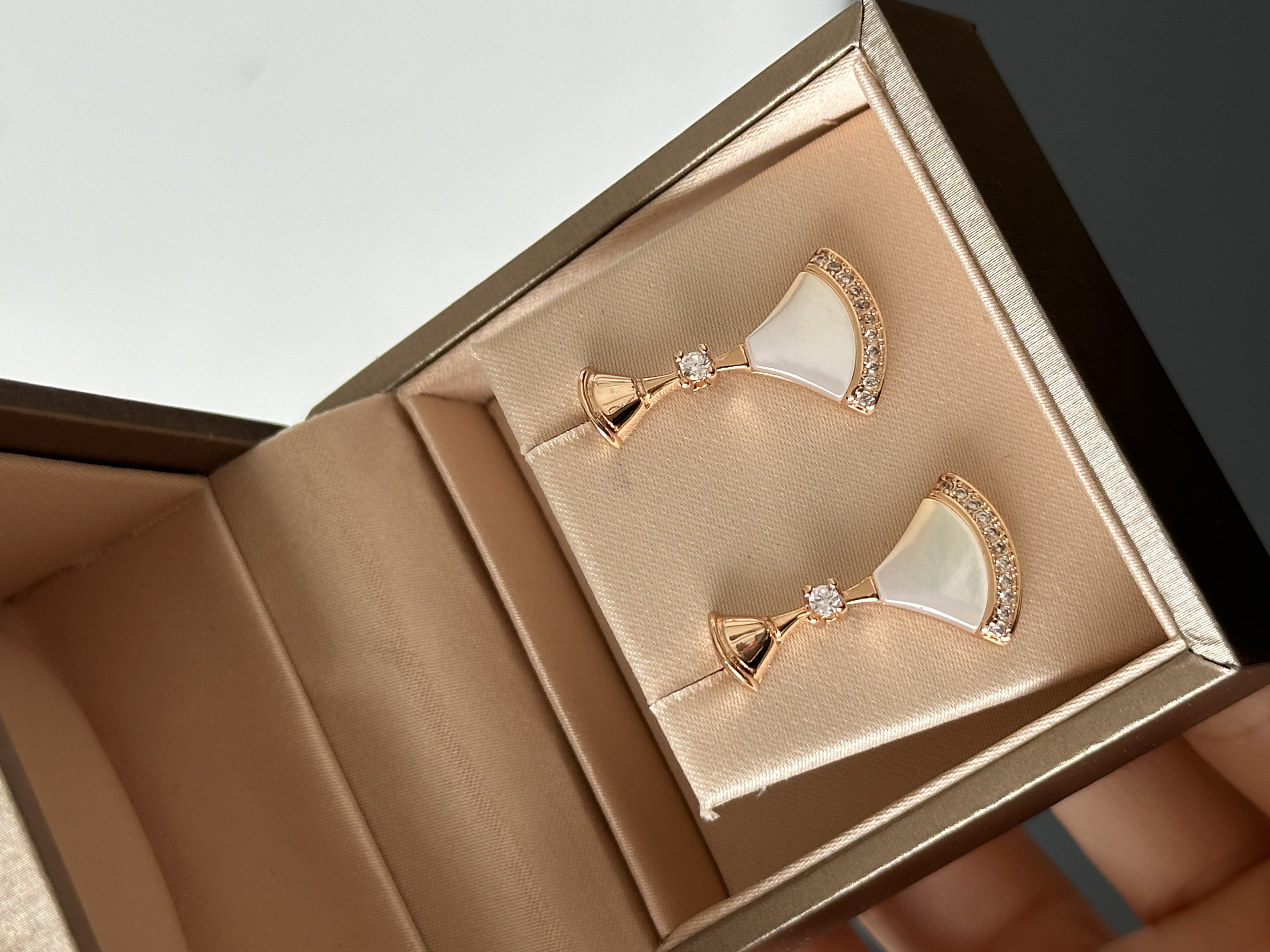 BVLGARI Divas' Dream White Mother-of-Pearl Diamond Fan Earrings