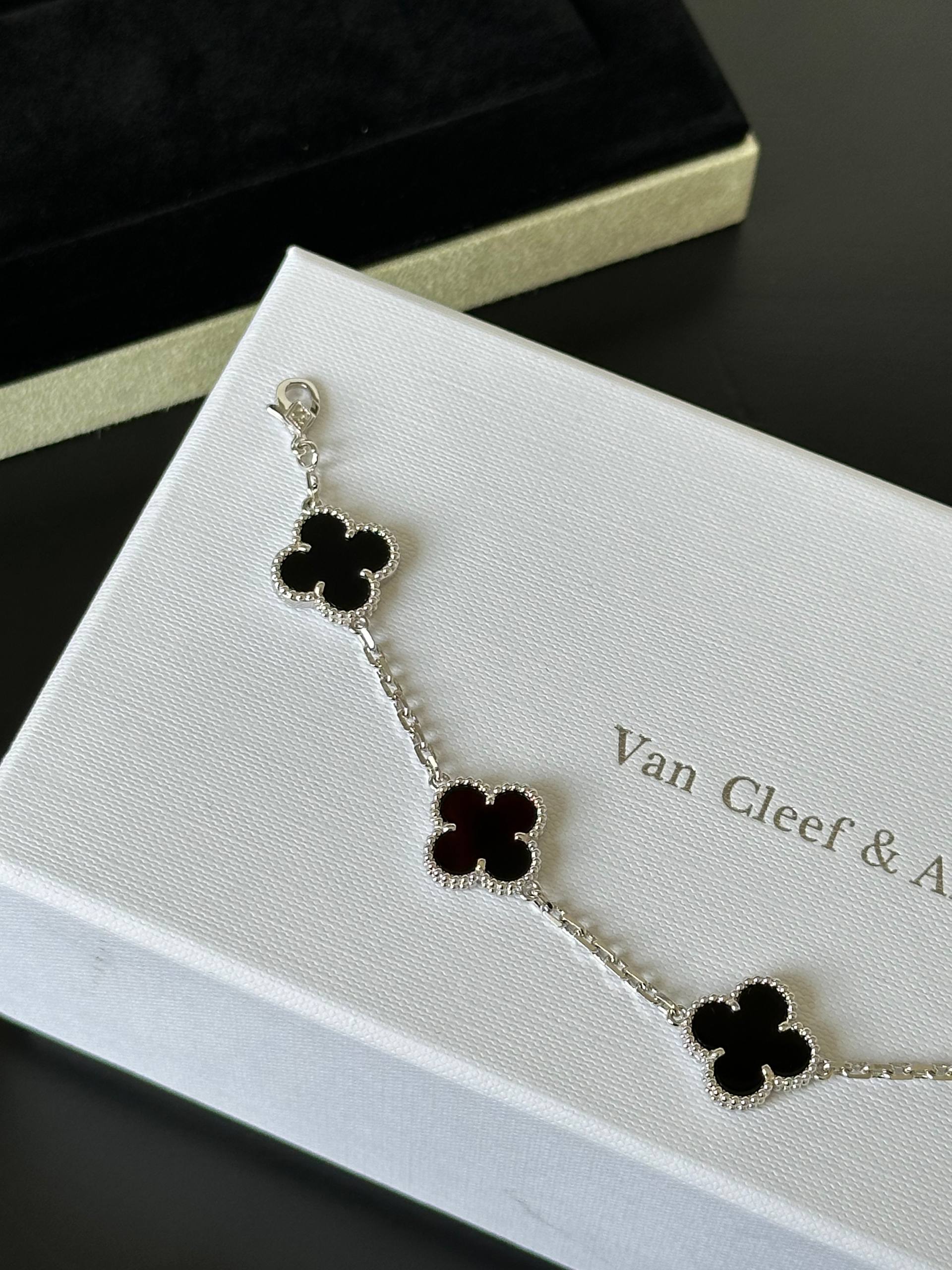 VCA Black Onyx 5-Motifs Bracelet