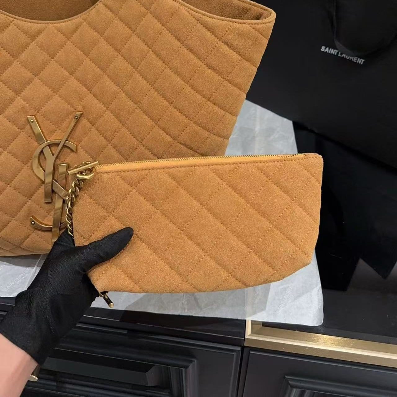 ICARE IN QUILTED LAMBSKIN BROWN 34X32CM