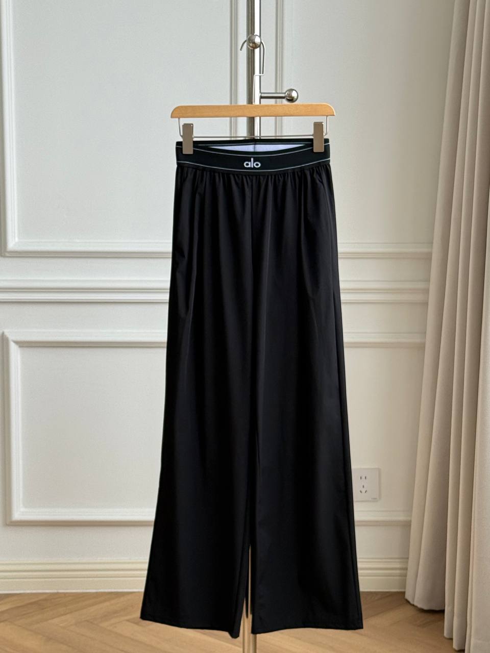 Alo Yoga High-Waist Logo Elastic Waist Wide-Leg Pants