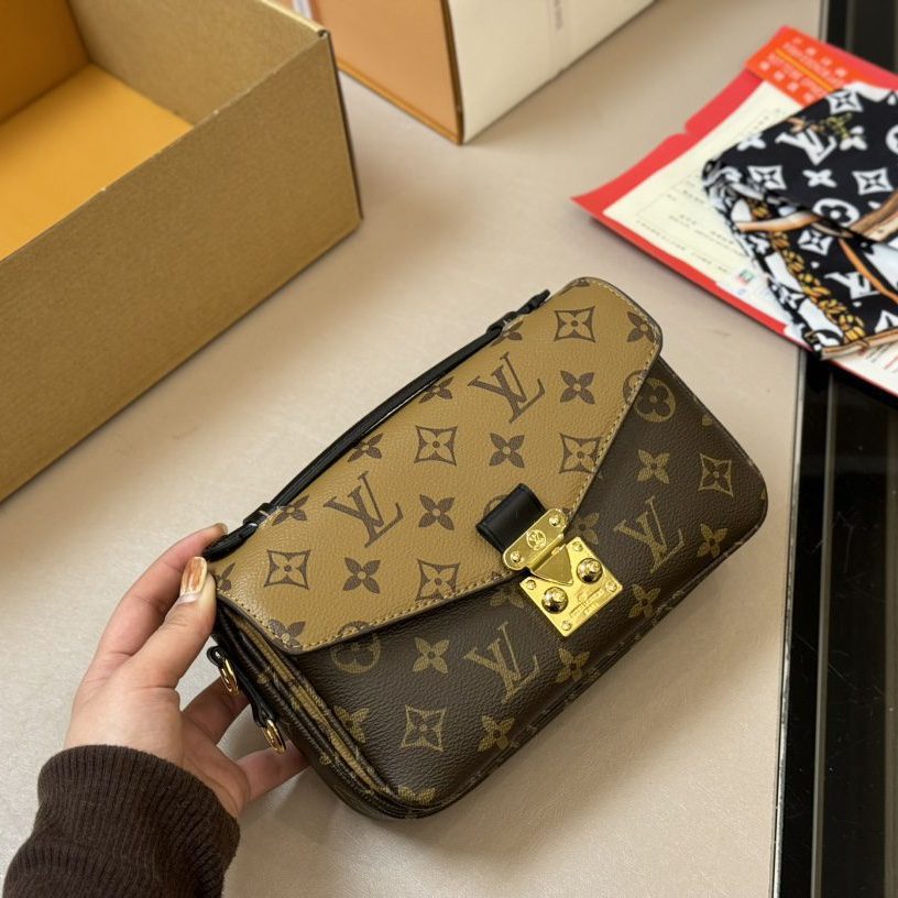 POCHETTE METIS EAST WEST MONOGRAM 21X6X13CM