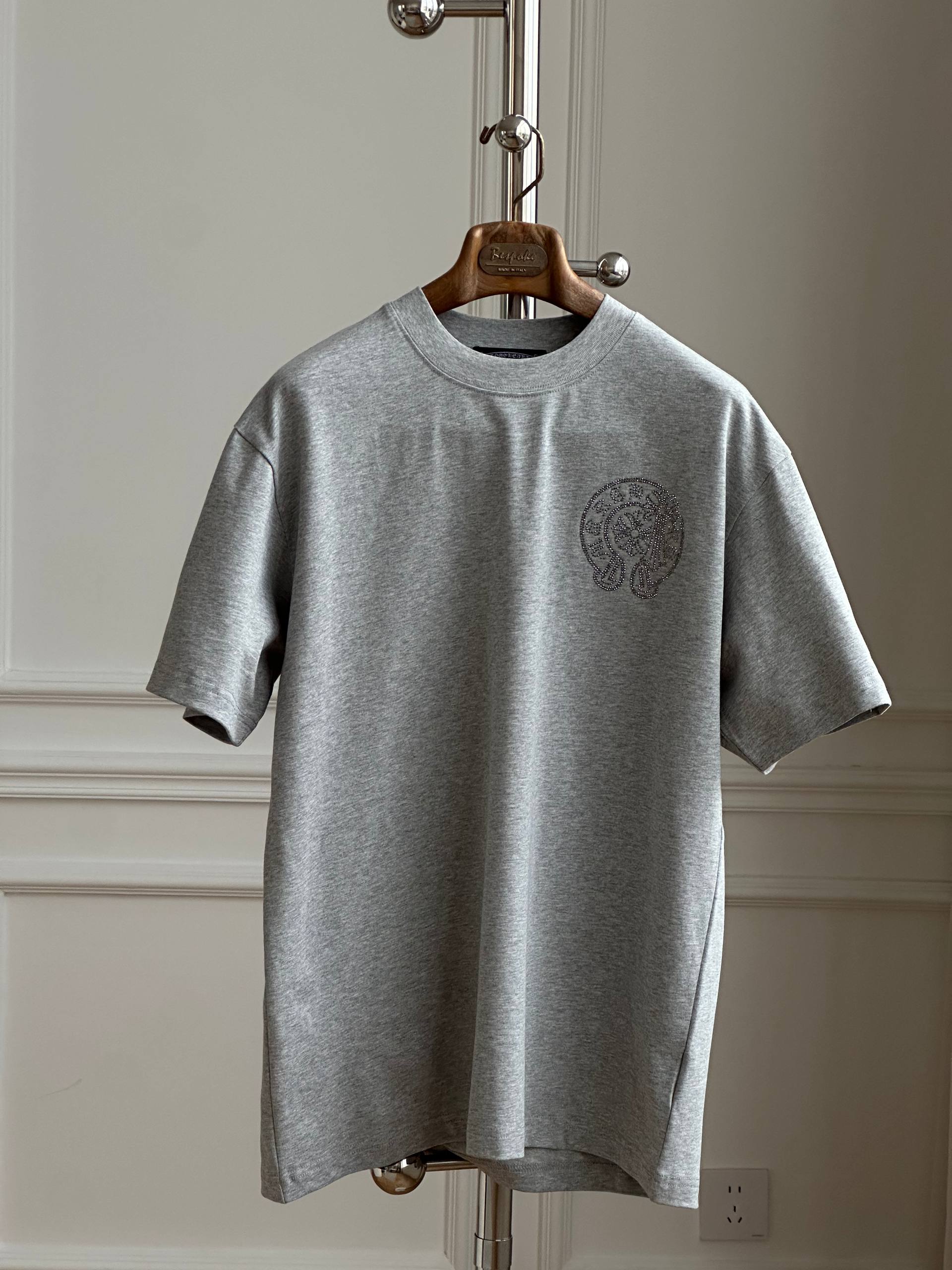 Chrome Hearts Horseshoe Sanskrit Rhinestone-embellished/Embroidered Grey Short-sleeve T-shirt (Unisex)