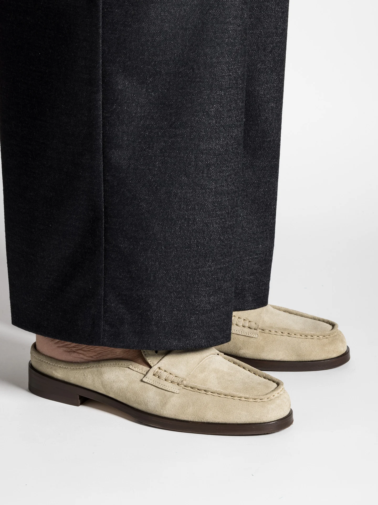 MOLI MULE SUEDE PEDRA