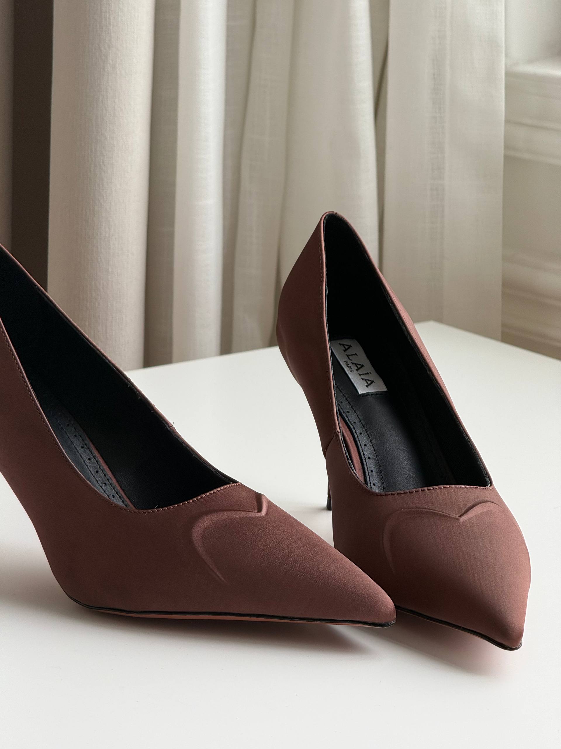 ALAÏA Le Cœur 3D 90 Satin Pointed-Toe Pumps