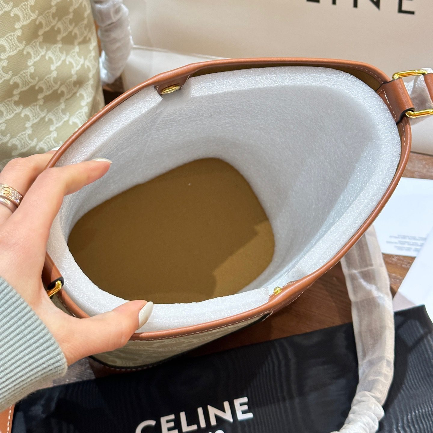 MEDIUM BUCKET IN TRIOMPHE CANVAS ANDCALFSKIN