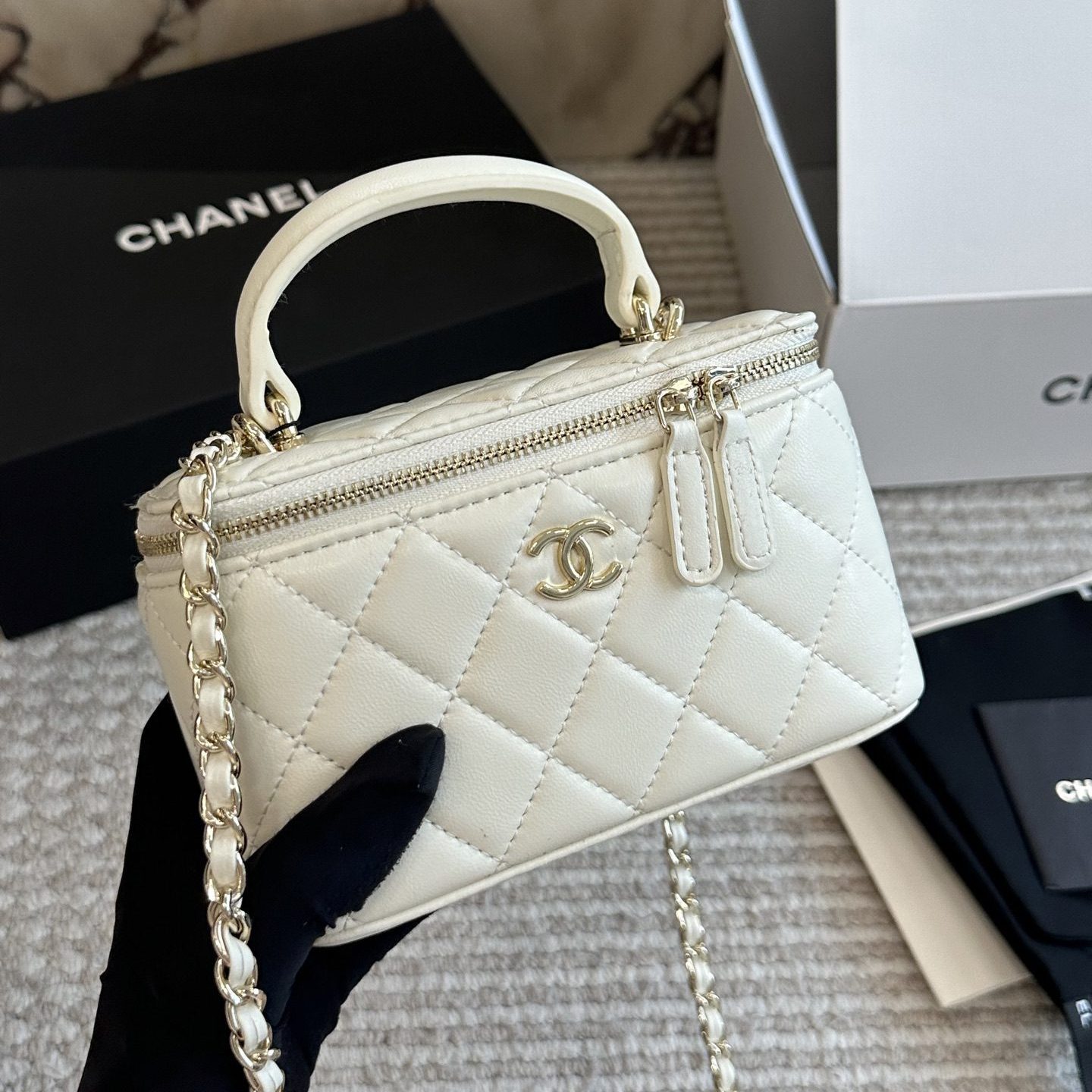 TOP HANDLE LONG VANITY CASE WITH CHAIN WHITE 19CM