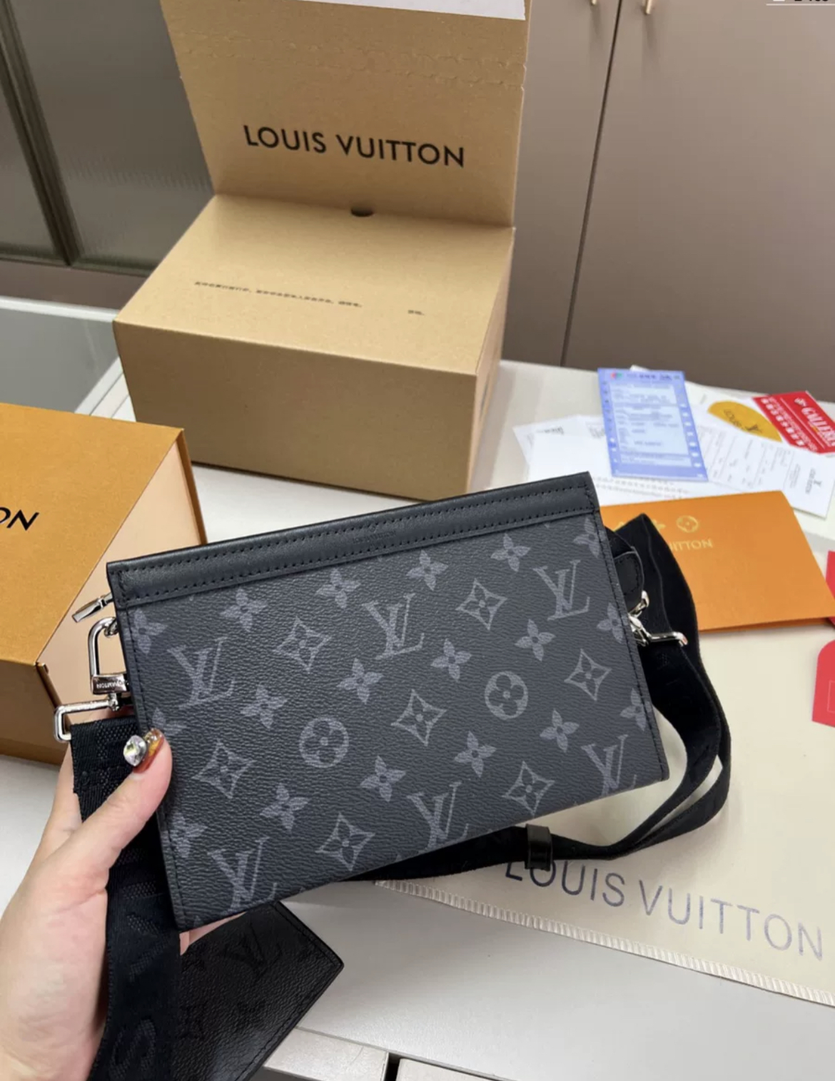 LV Gaston cosmetic bag Black