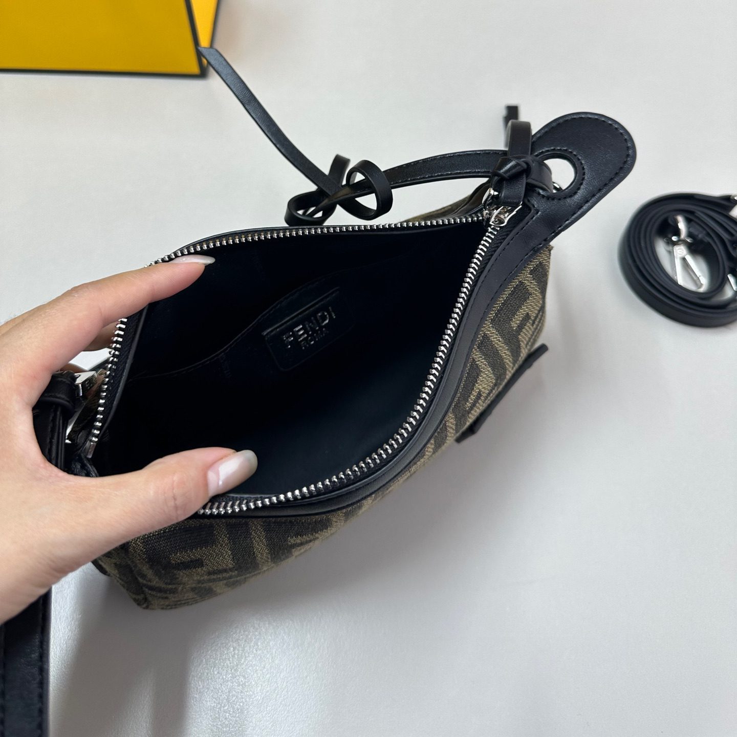 FLAT BAGUETTE POUCH