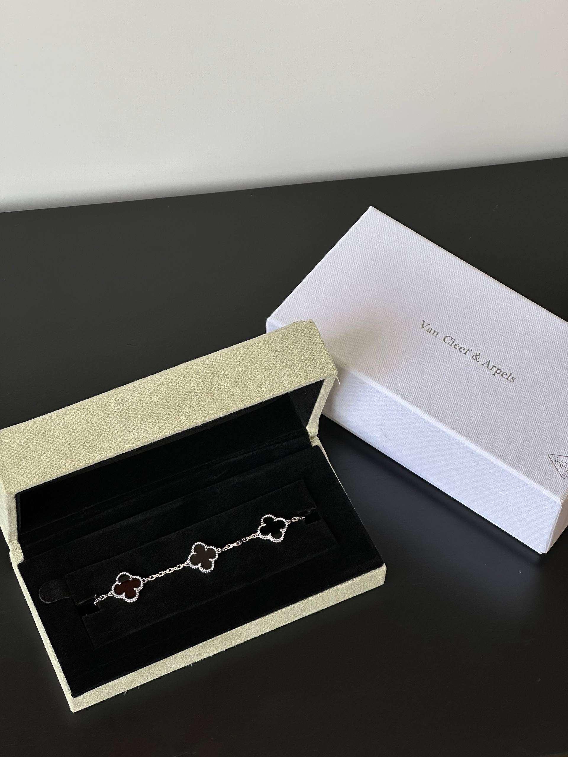 VCA Black Onyx 5-Motifs Bracelet