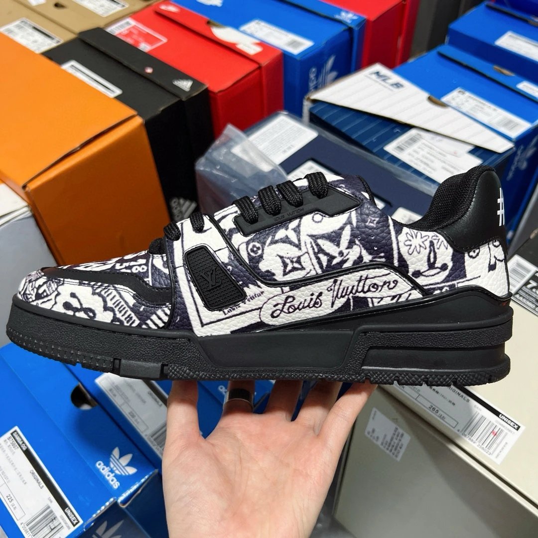 LV Trainer Comic Motifs Black