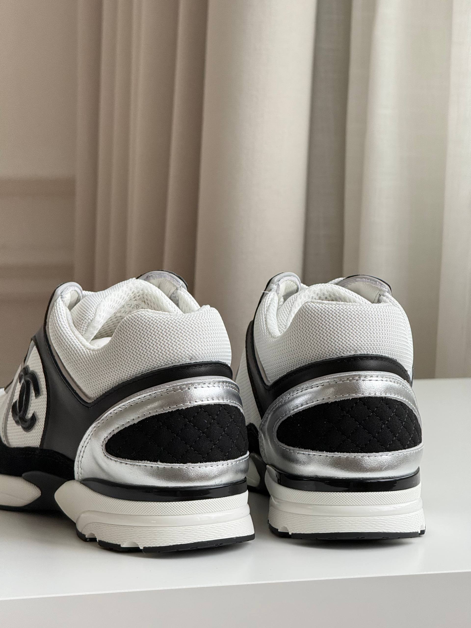 CHANEL Low-Top Casual Sneakers