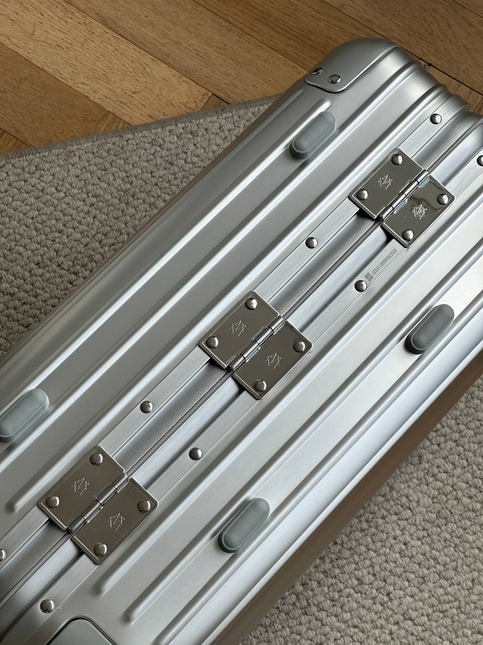 RIMOWA Classic Cabin Silver Aluminum-Magnesium Alloy 4-Wheel Carry-On Suitcase