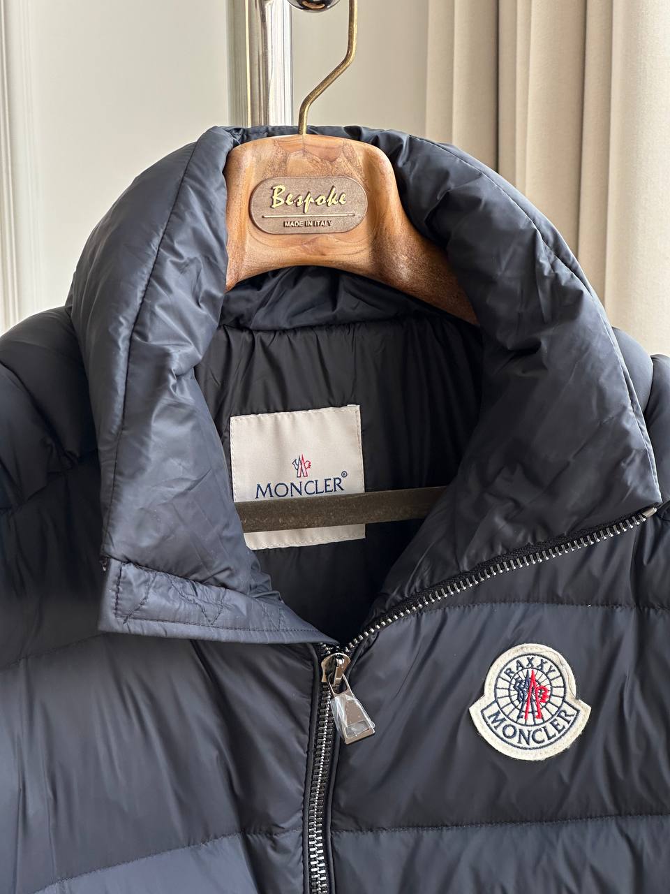 Moncler Black Stand Collar Horizontal Quilt Badge Logo Short Down Jacket