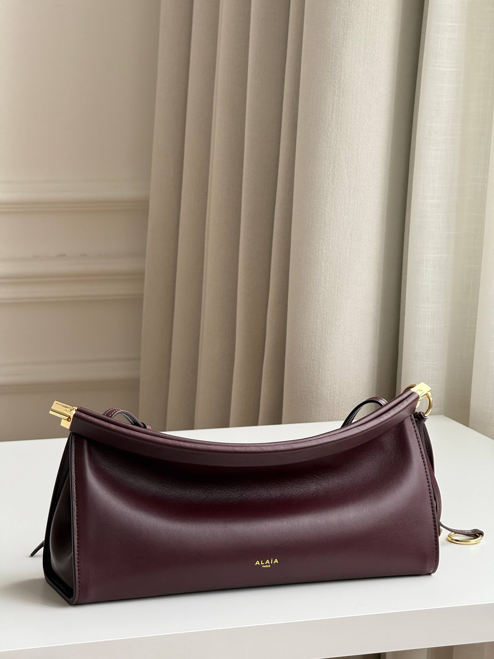 ALAÏA Le Teckel shoulder bag