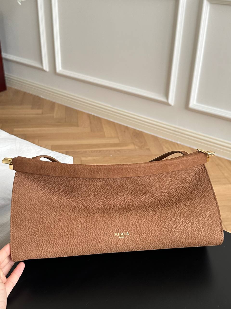 ALAÏA Le Click Medium East-West Pebbled Calfskin Shoulder Bag