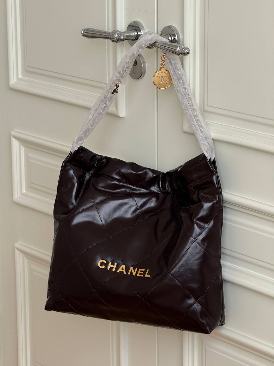 CHANEL 22 Large Tote Bag in Dark Brown Shiny Calfskin
