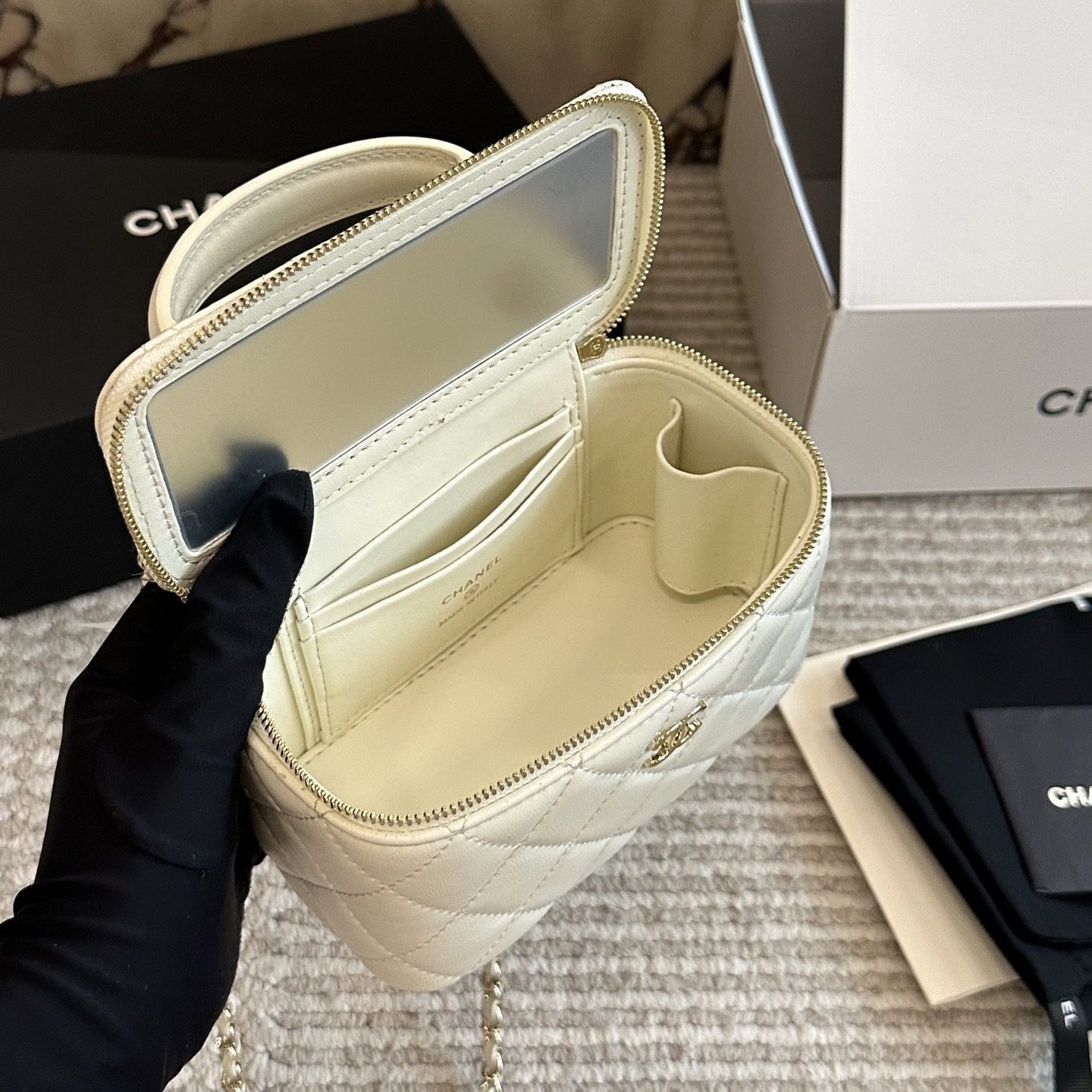 TOP HANDLE LONG VANITY CASE WITH CHAIN WHITE 19CM