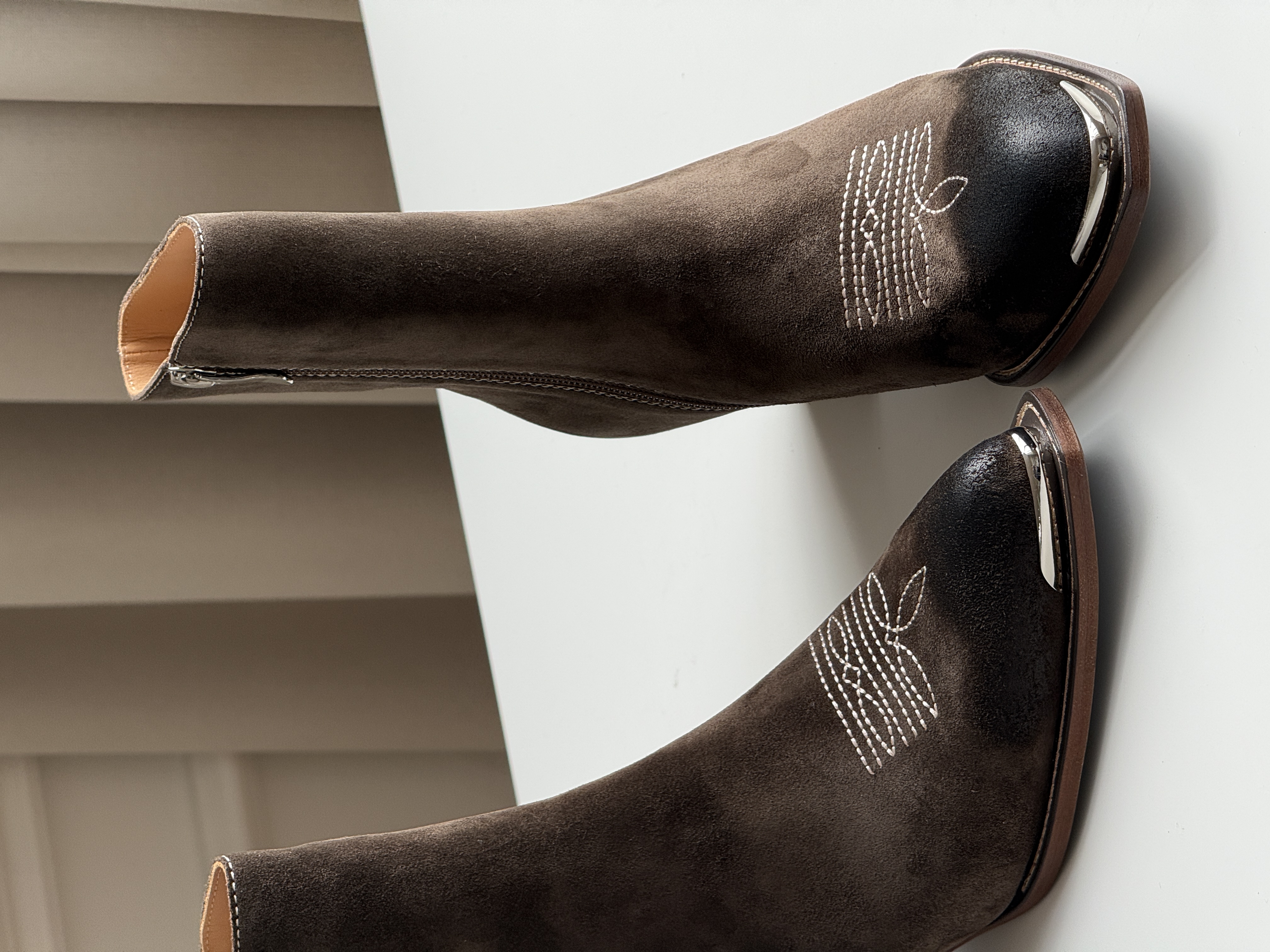 CLINE Western-style suede ankle boots with metal toe cap