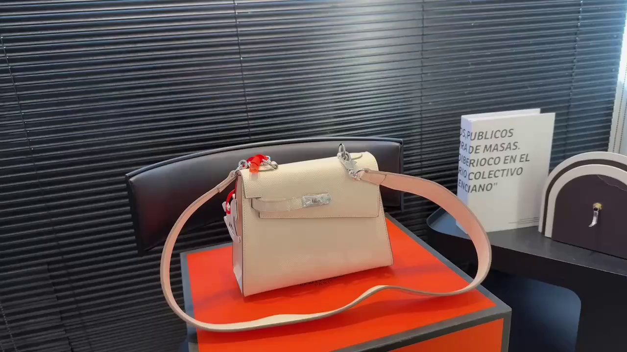 Hermès Kelly Milkshake White with Silver Hardware