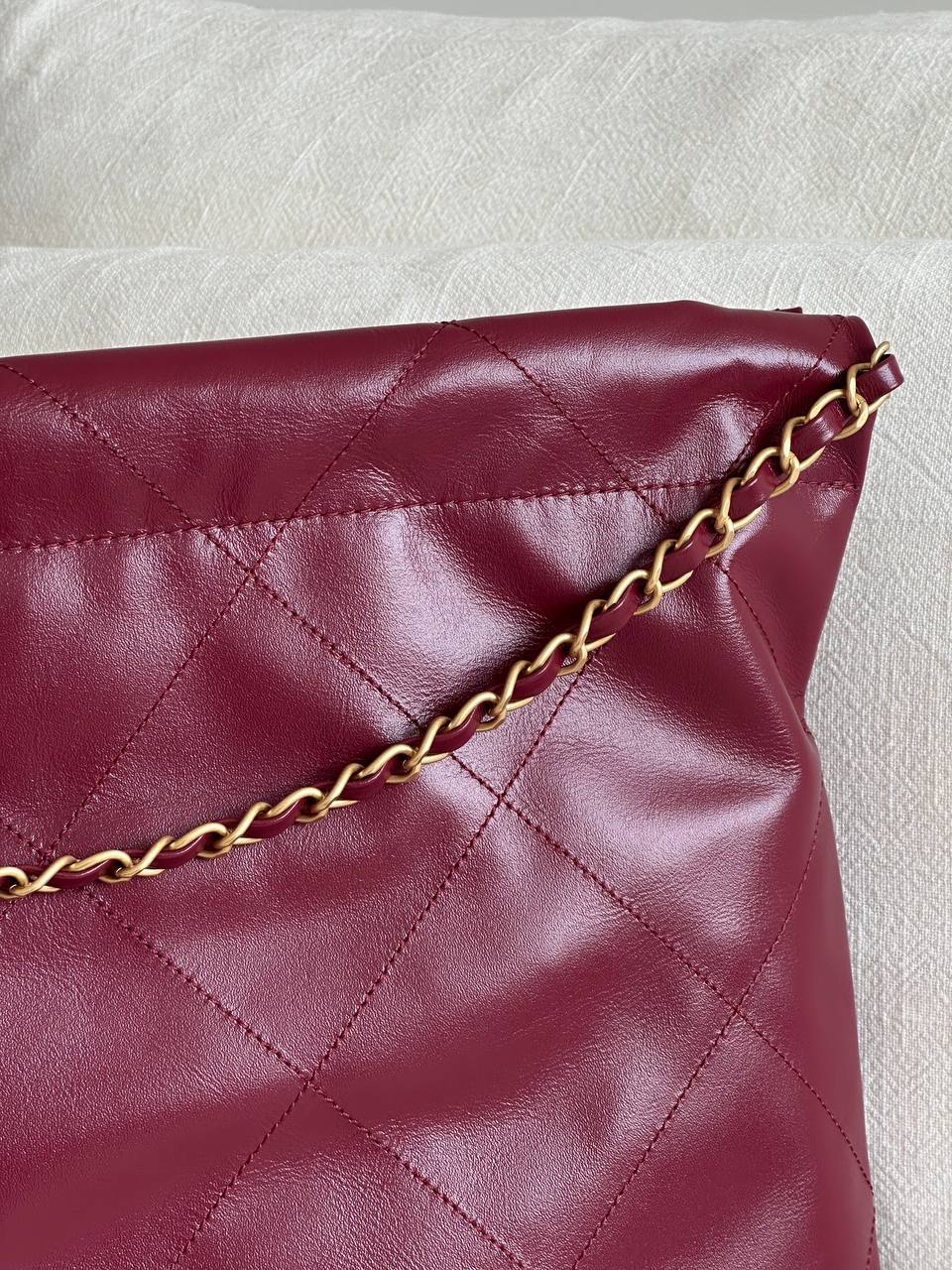 CHANEL 22 Quilted Shiny Calfskin Tote Bag in Burgundy