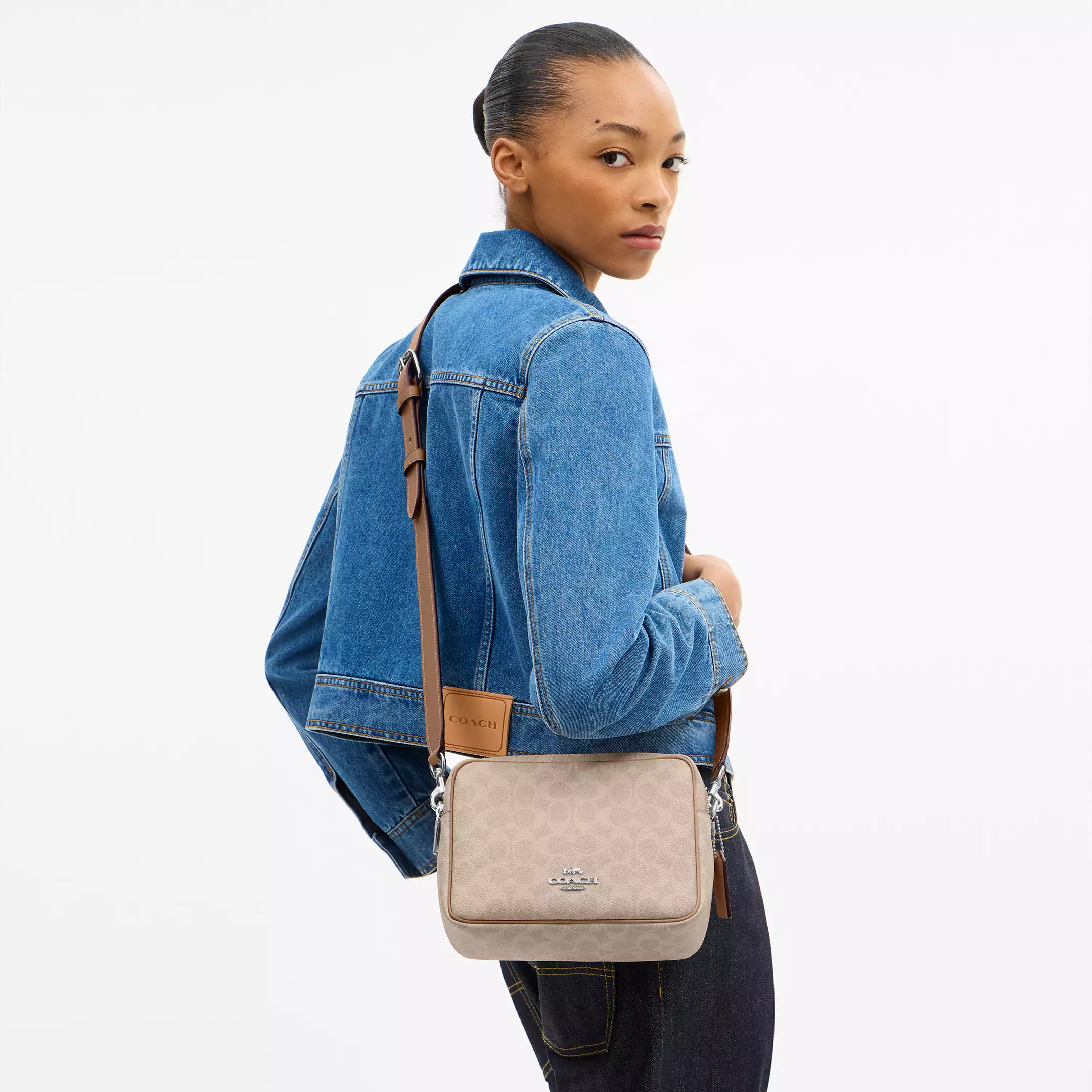 Women Handbag CEK66 Carey Crossbody Camera Bag In Signature Canvas