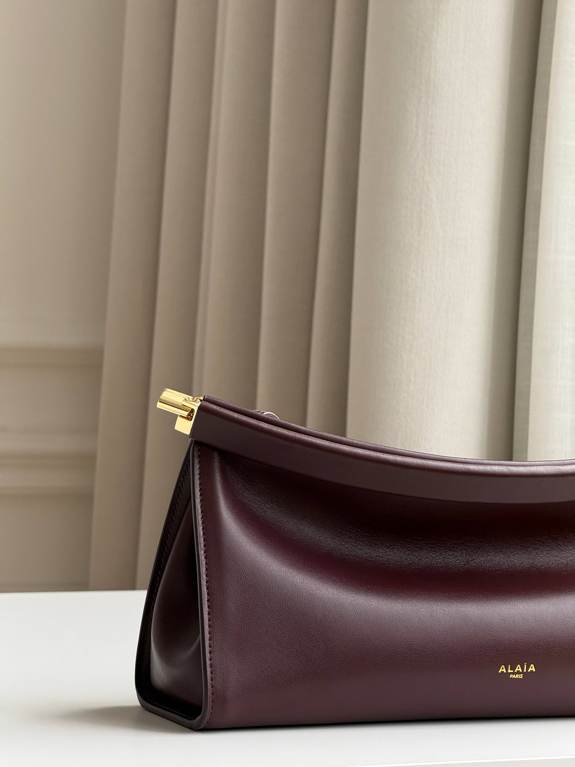 ALAÏA Le Teckel shoulder bag