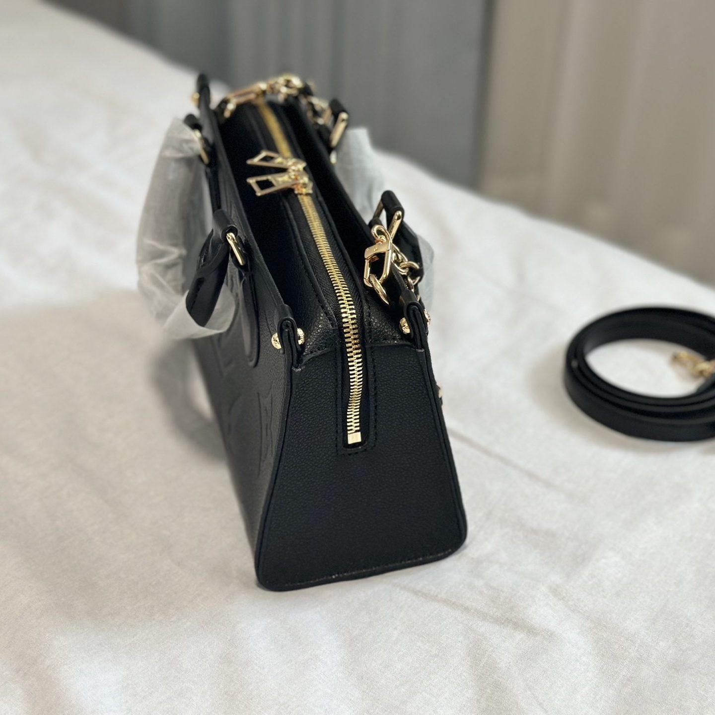 ONTHEGO EAST WEST BLACK MONOGRAM 25X14CM