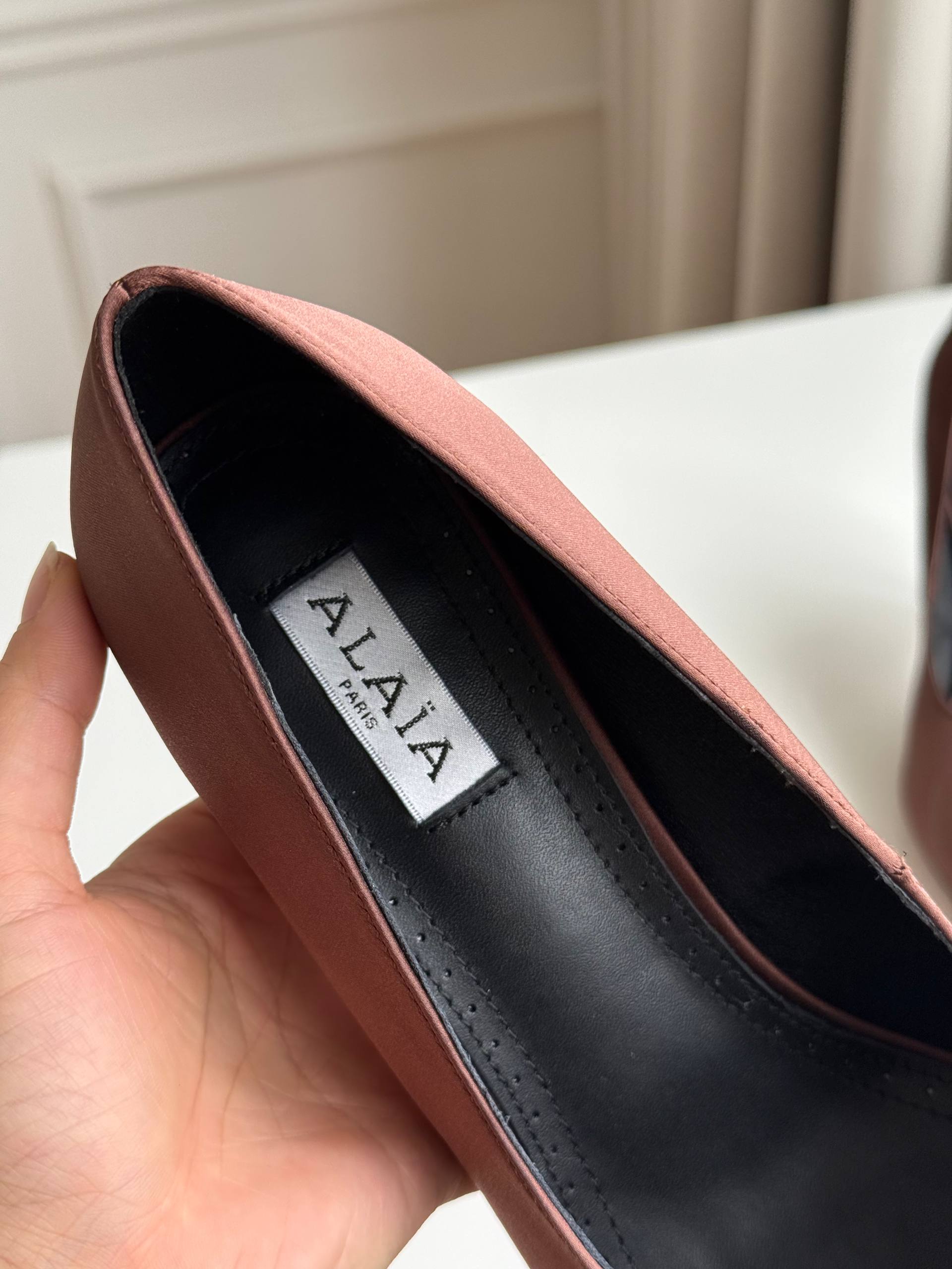 ALAÏA Le Cœur 3D 90 Satin Pointed-Toe Pumps